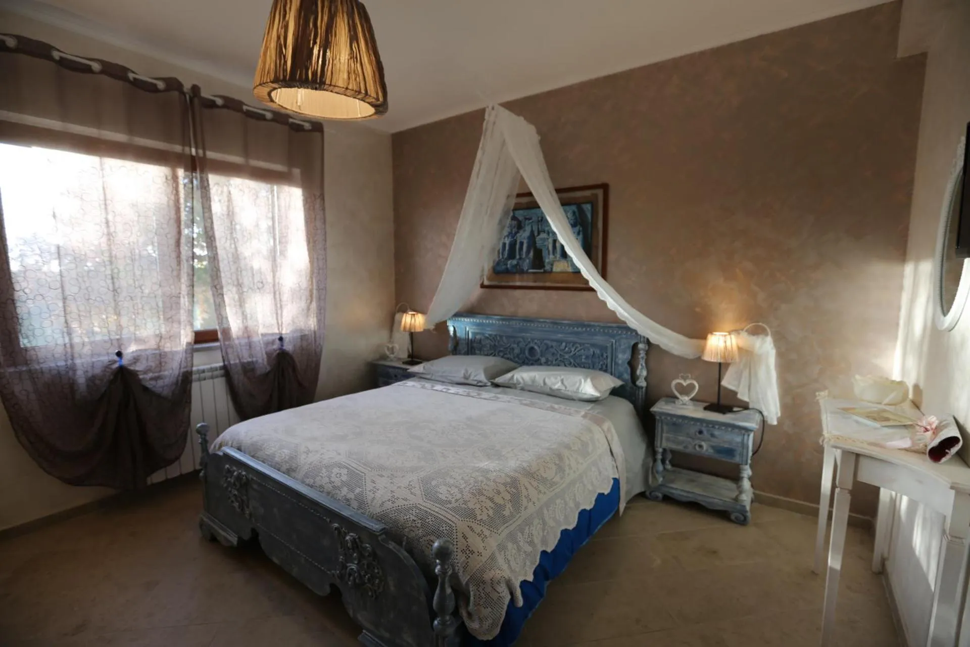 Bedroom, Bed in angolo di paradiso
