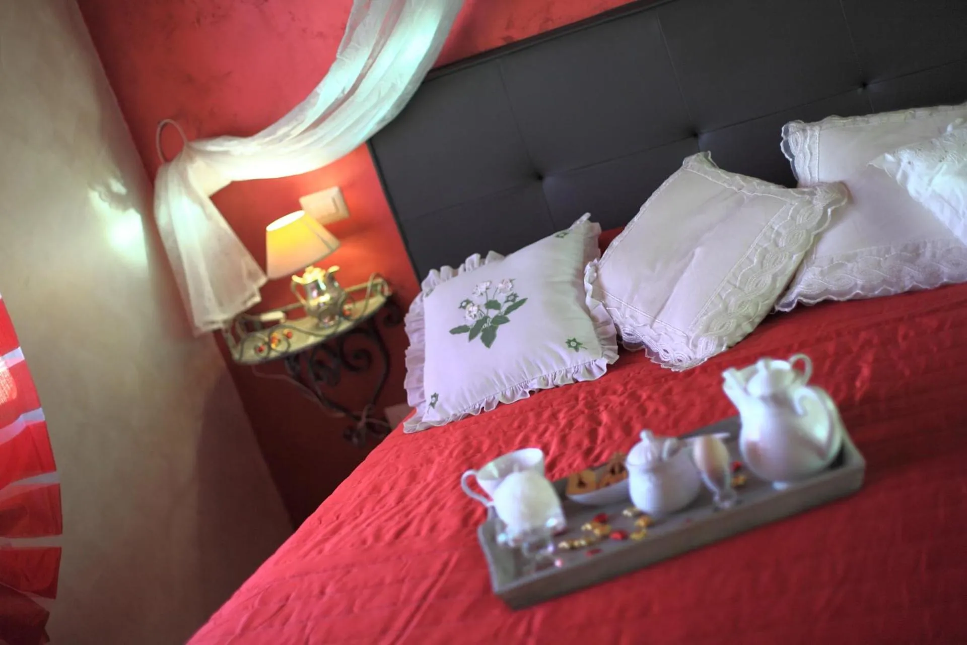 Decorative detail, Bed in angolo di paradiso