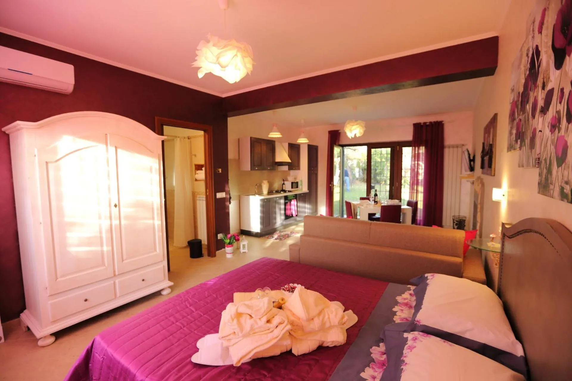 Bedroom, Bed in angolo di paradiso