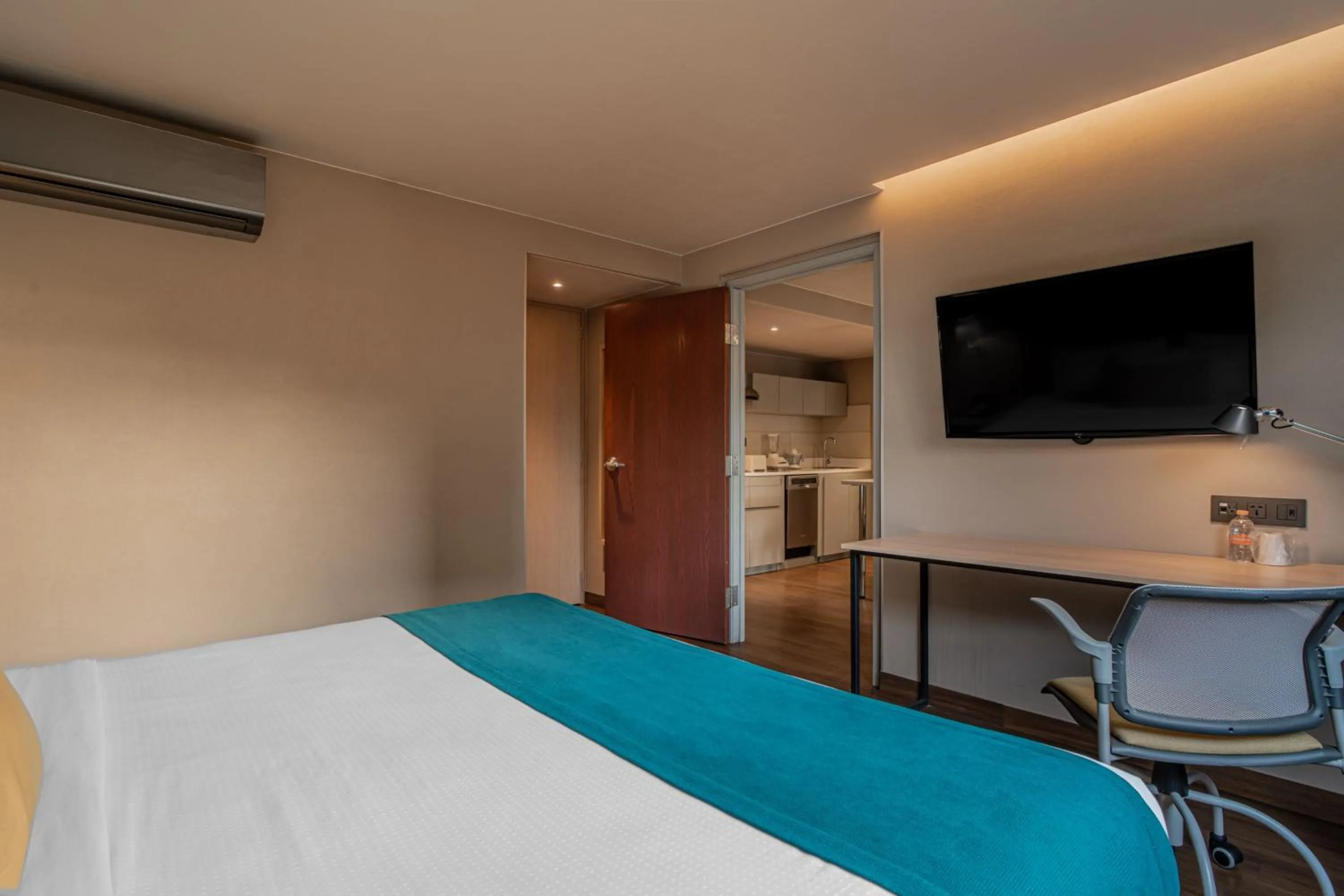 Photo of the whole room, Bed in City Express Suites by Marriott Queretaro