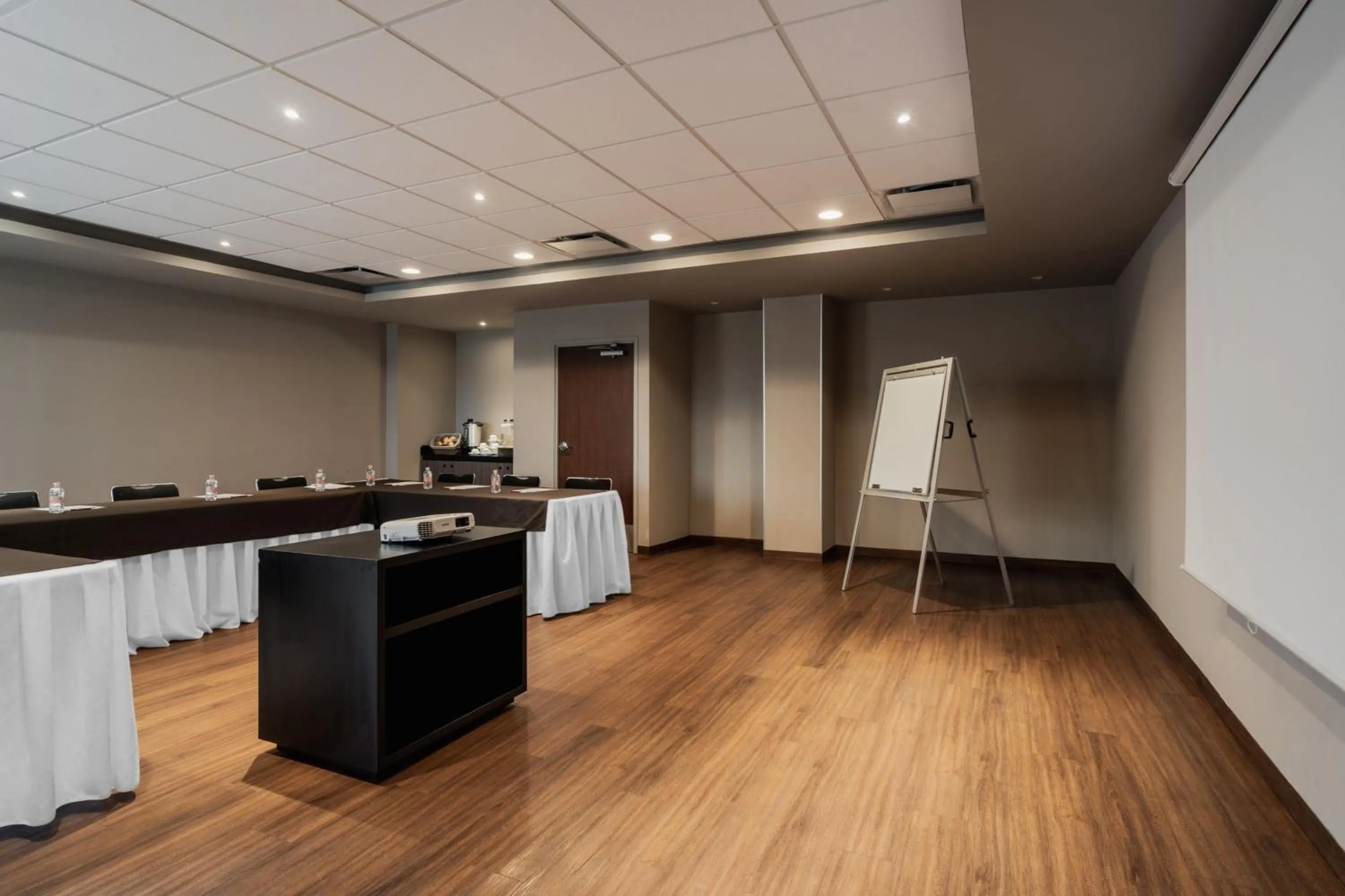 Meeting/conference room in City Express Suites by Marriott Queretaro