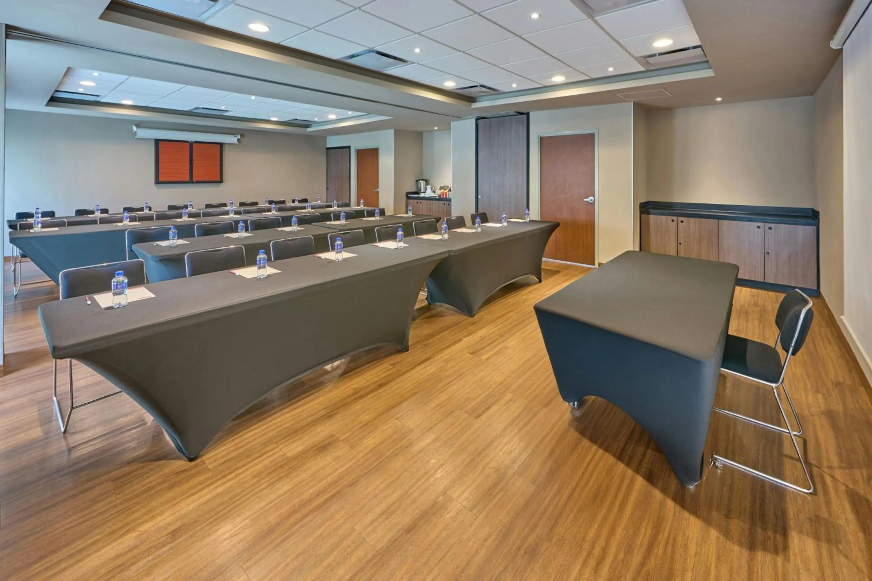 Meeting/conference room in City Express Suites by Marriott Queretaro