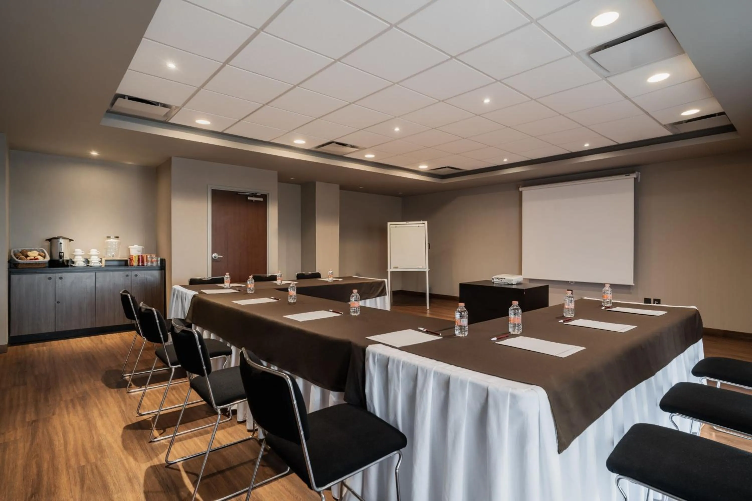 Meeting/conference room in City Express Suites by Marriott Queretaro
