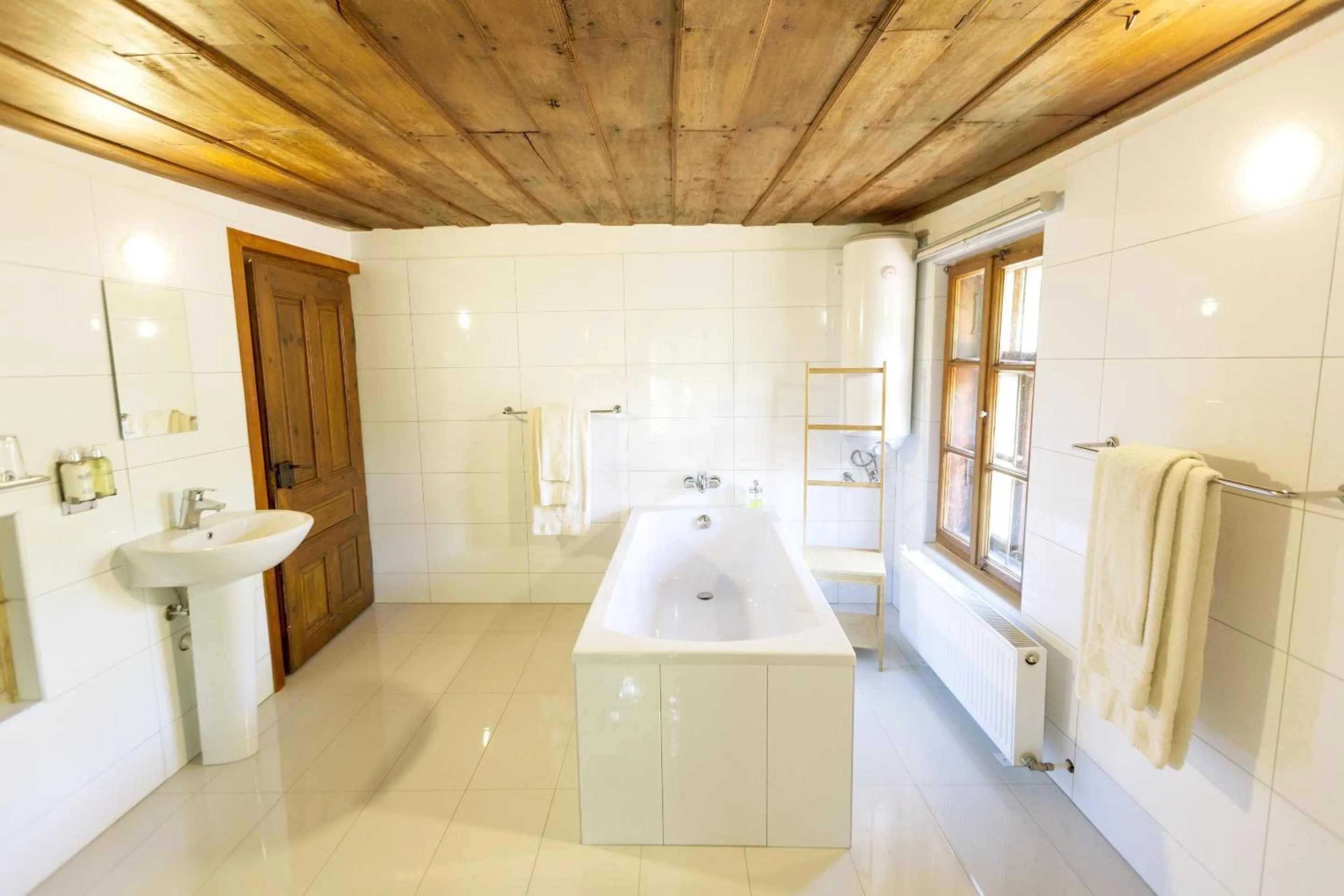 Bathroom, Bed in Little River Guest House
