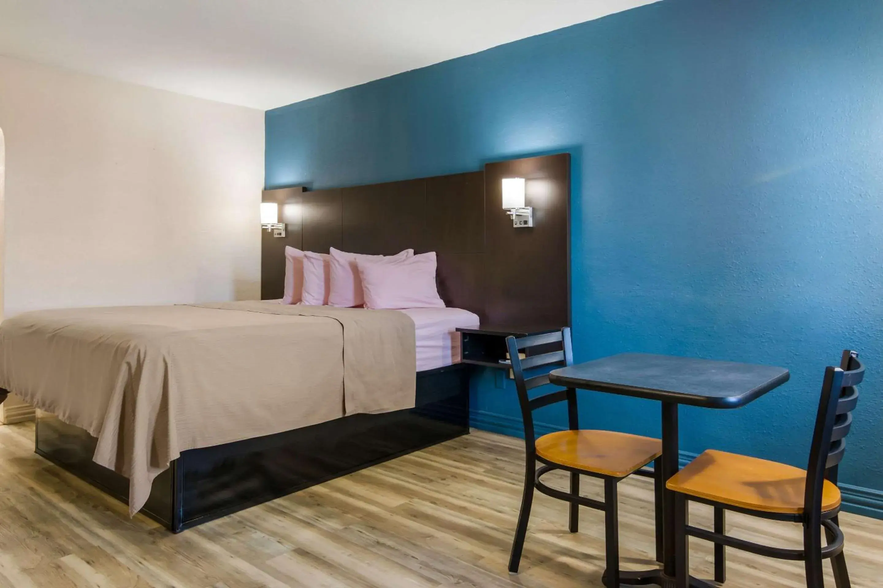 Bedroom, Bed in Rodeway Inn Broken Bow-Hochatown Bedroom, Bed in Rodeway Inn Broken Bow-Hochatown