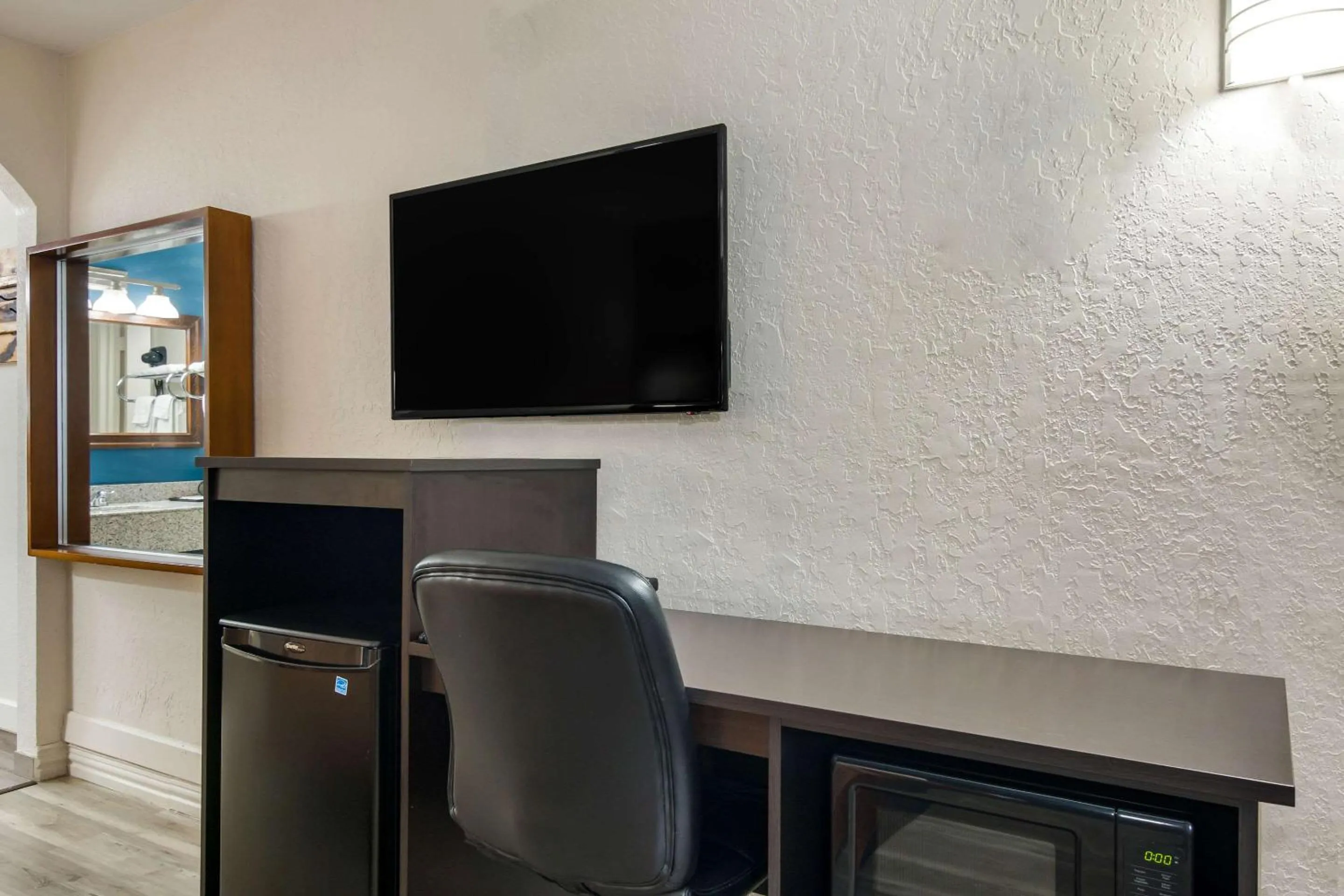 Bedroom in Rodeway Inn Broken Bow-Hochatown