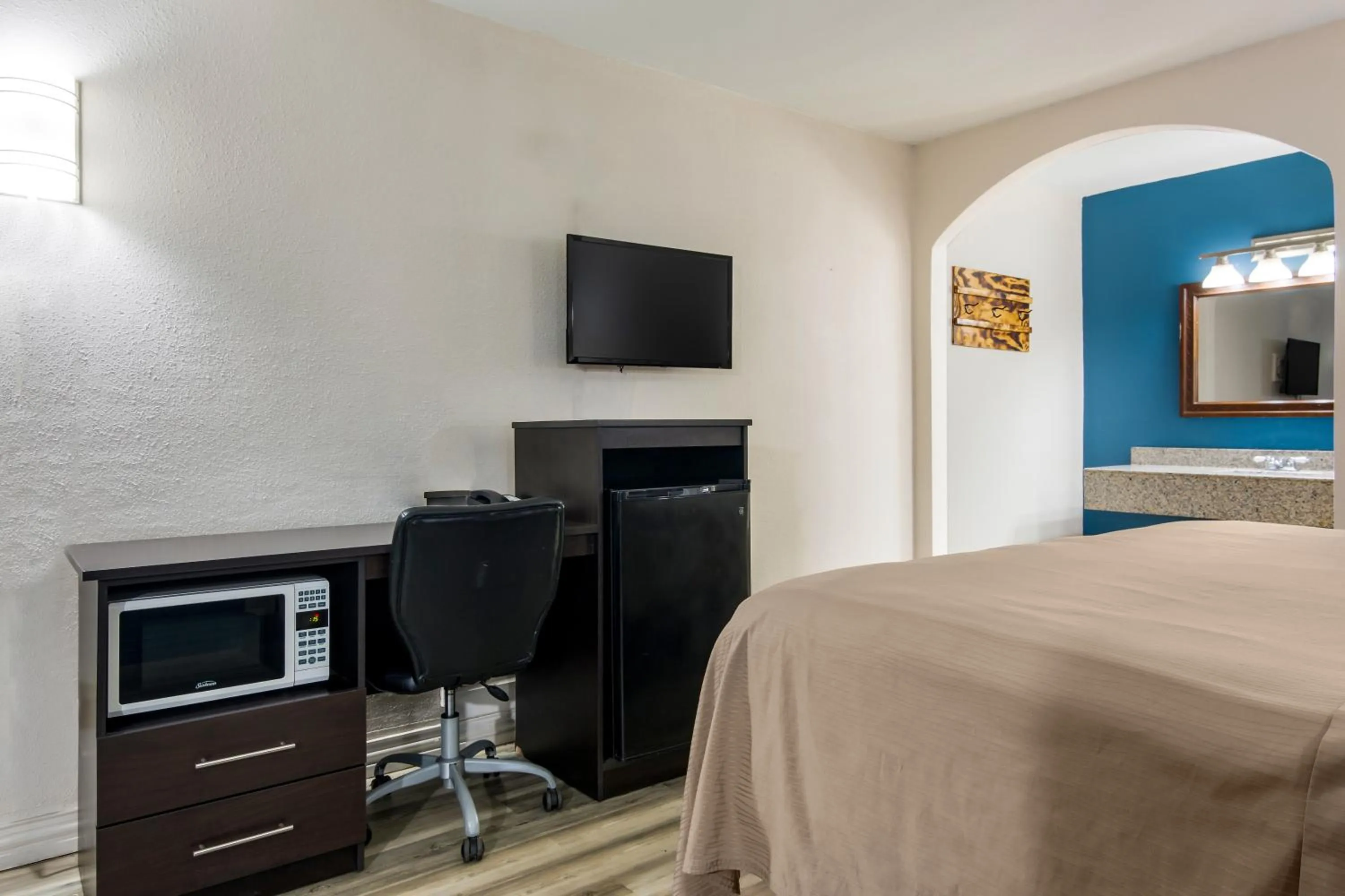 Bedroom, Bed in Rodeway Inn Broken Bow-Hochatown