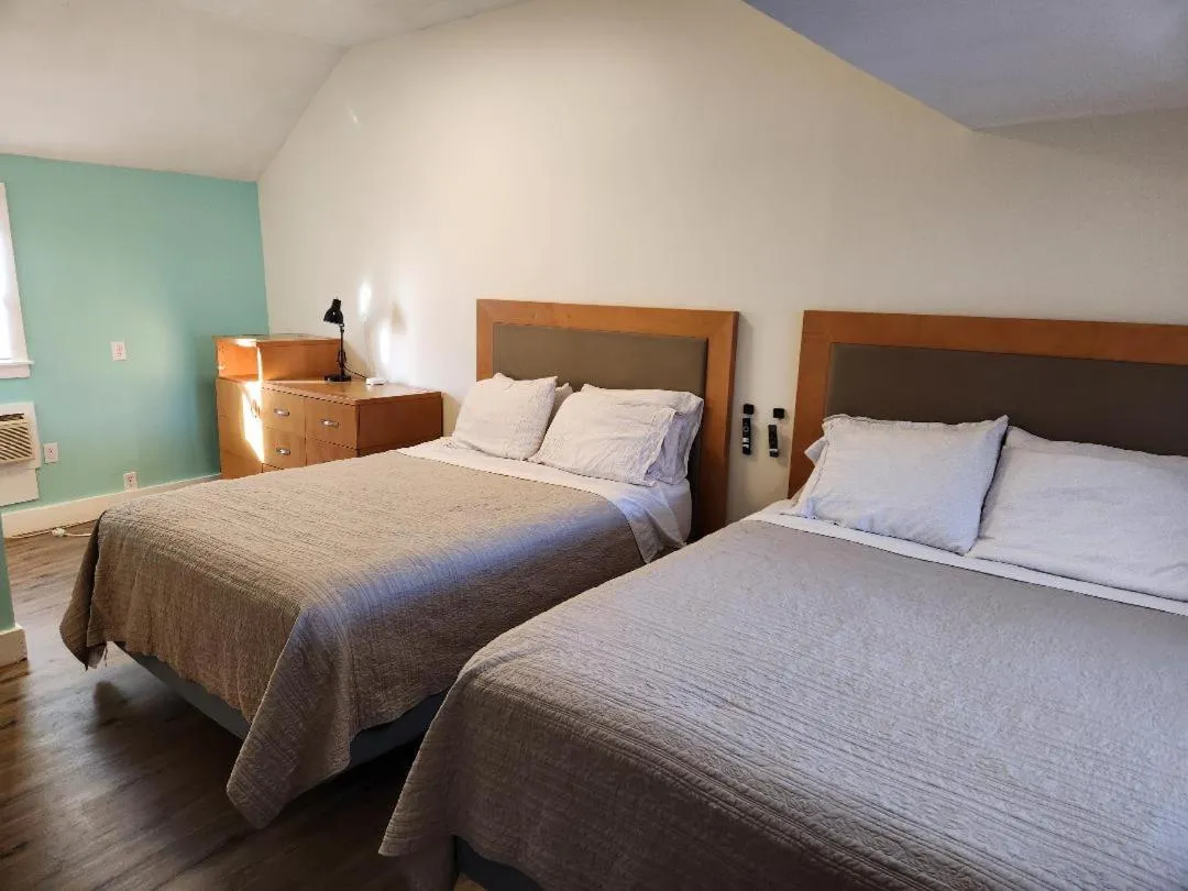 Bed in Jonathan Edwards Motel