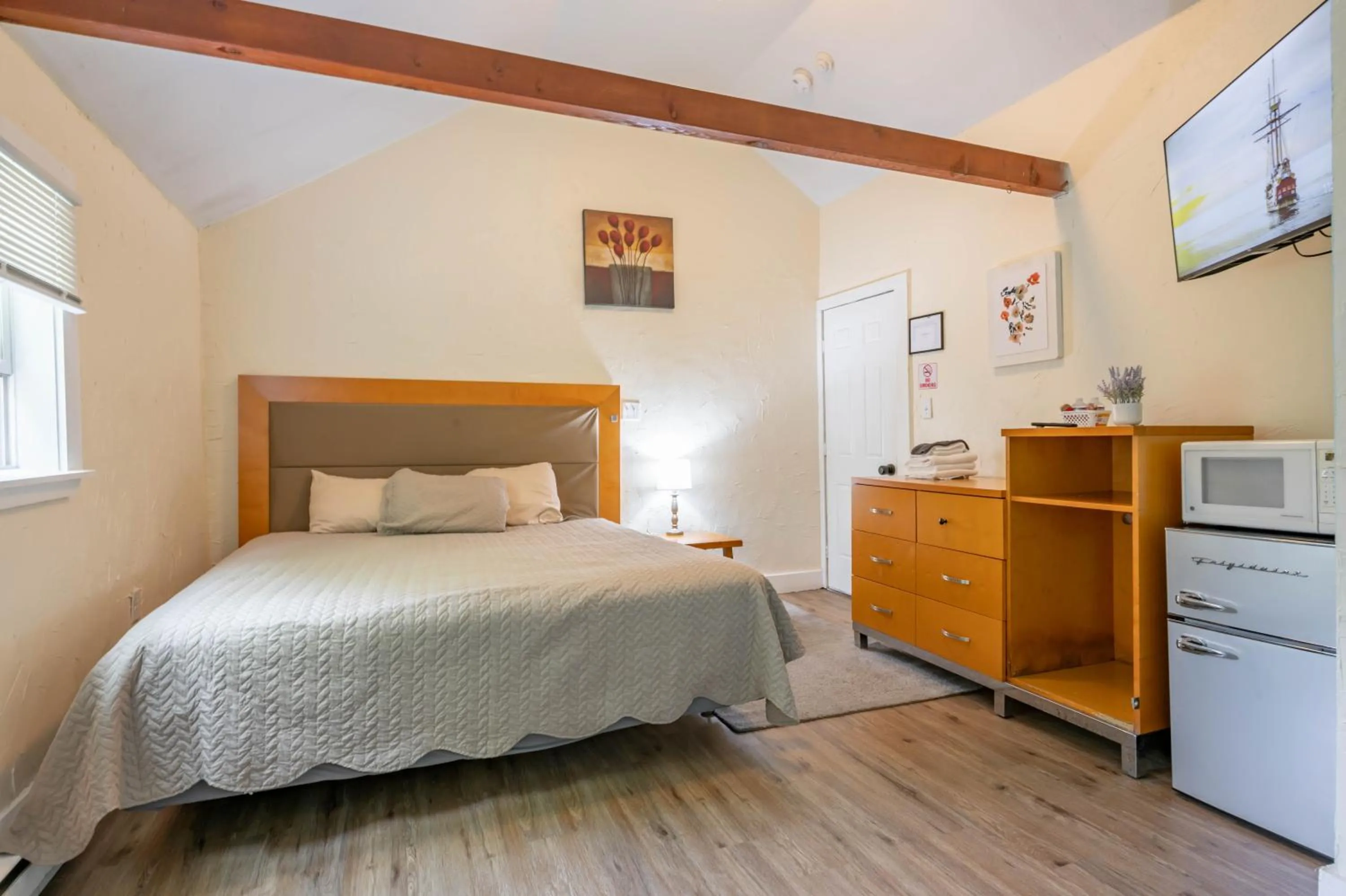 Bed in Jonathan Edwards Motel