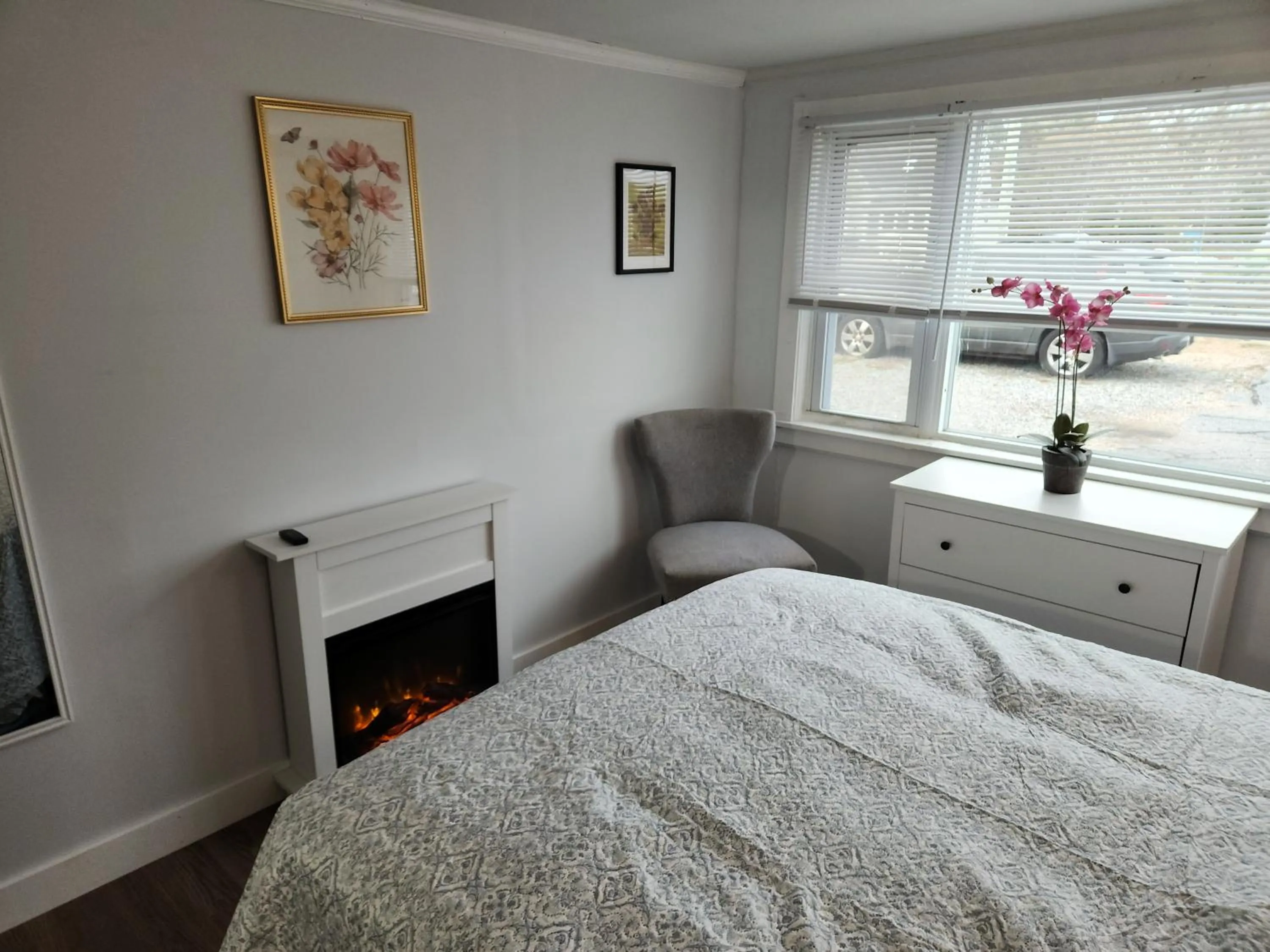 Bed in Jonathan Edwards Motel