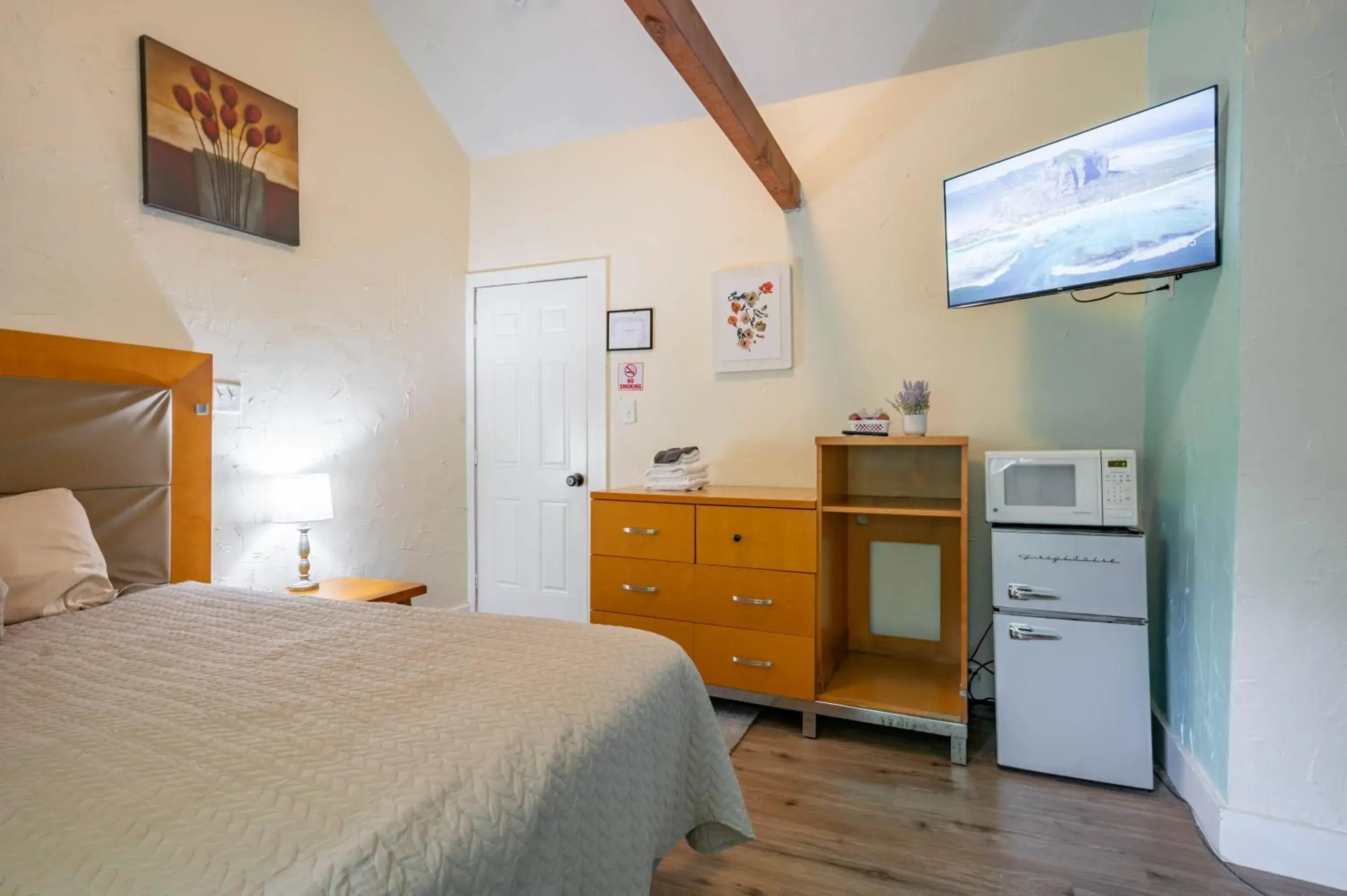 Bed in Jonathan Edwards Motel Bed in Jonathan Edwards Motel