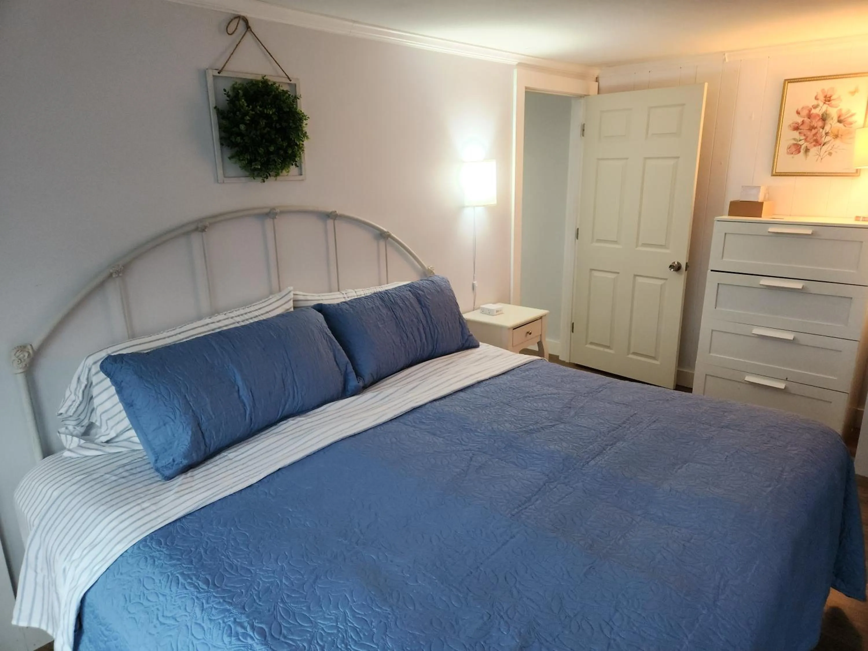 Bed in Jonathan Edwards Motel