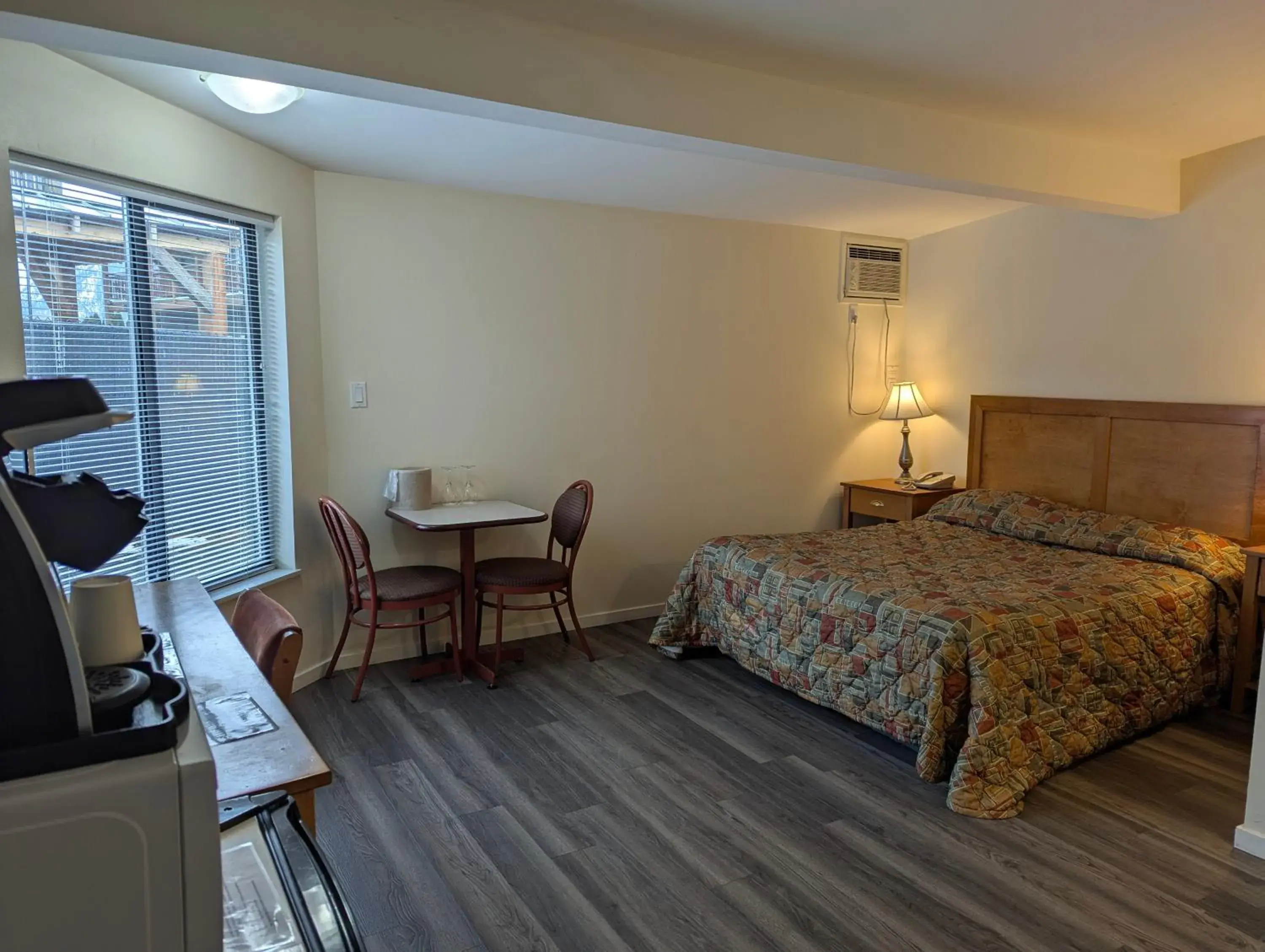 Budget Double Room in Summerland Motel Budget Double Room in Summerland Motel