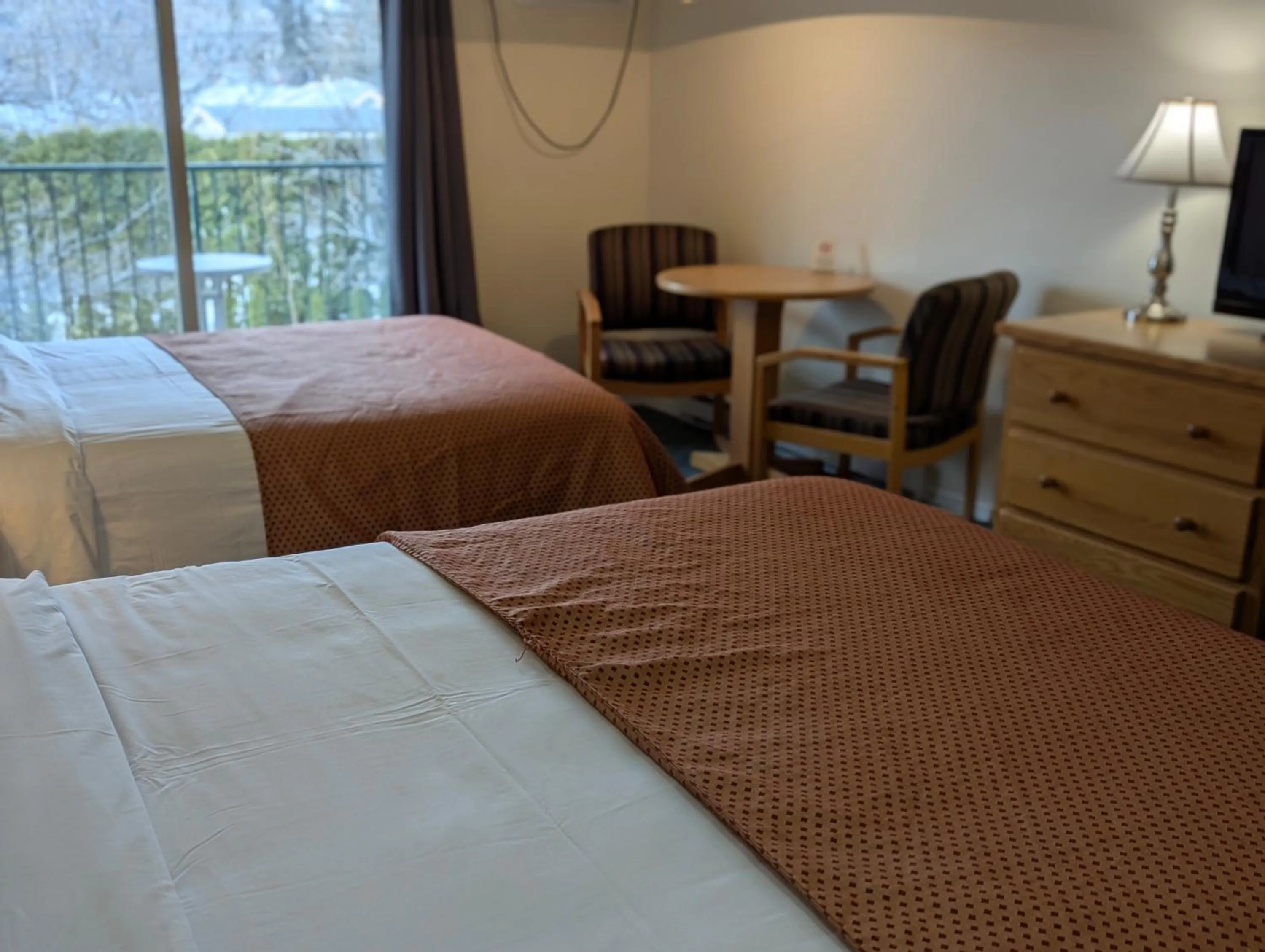 Bed in Summerland Motel