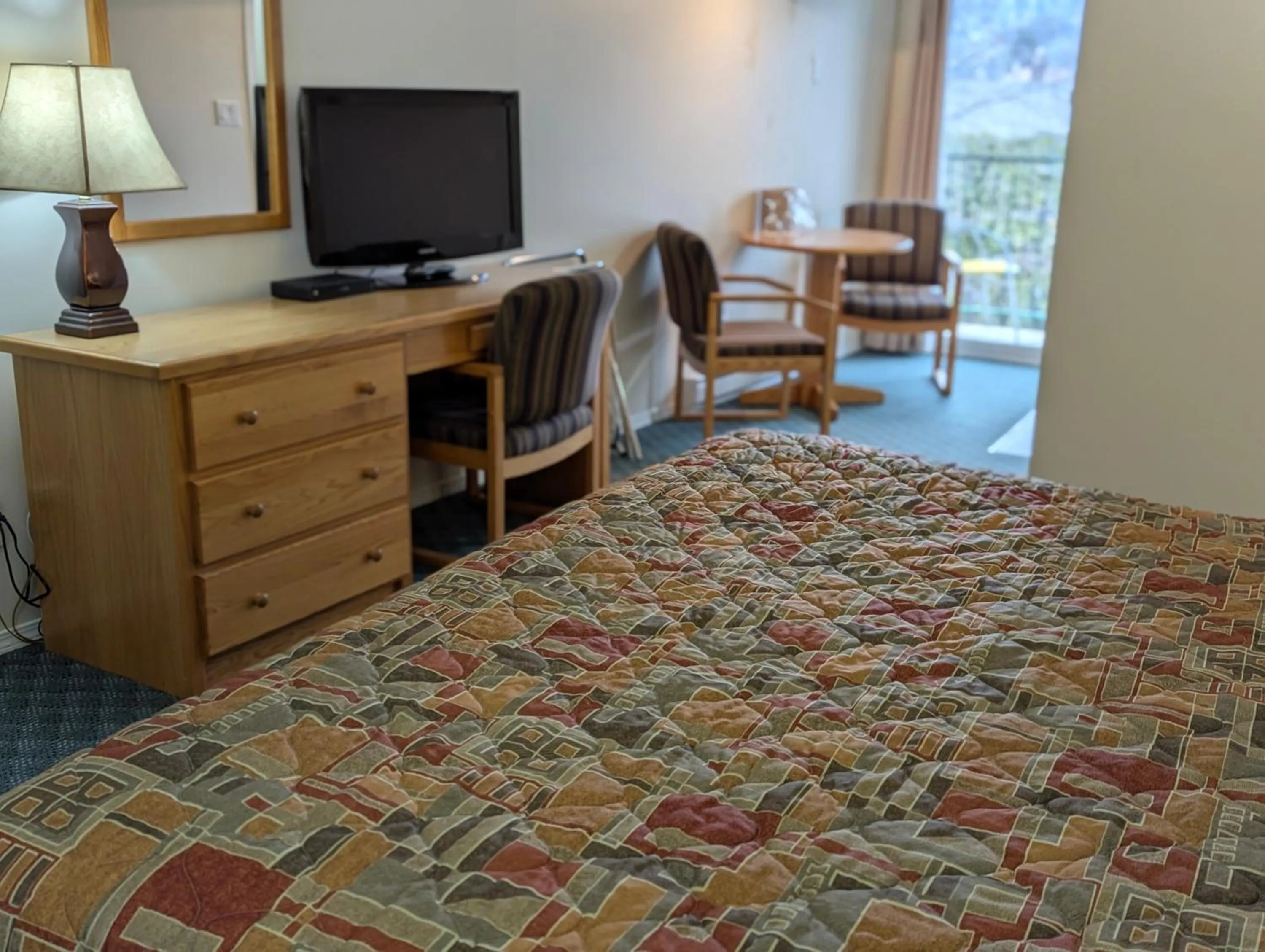 Bed in Summerland Motel