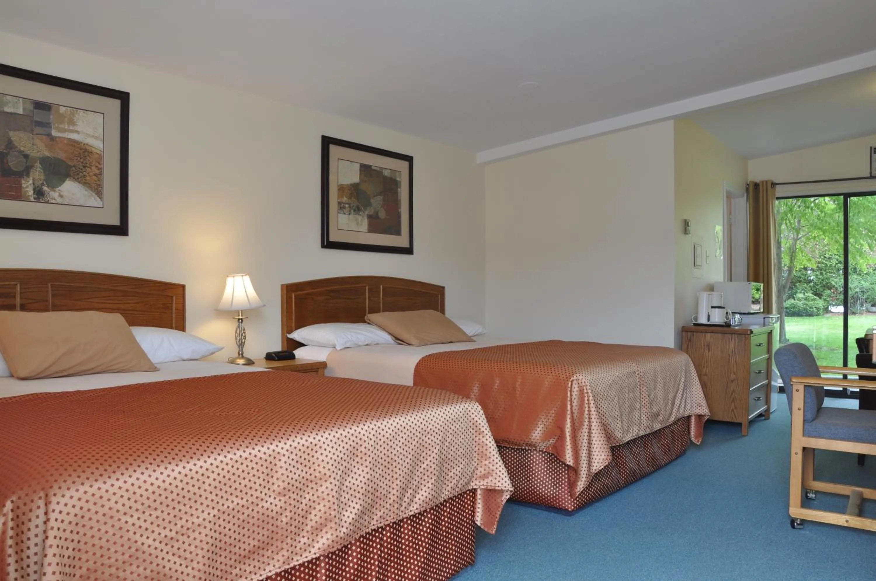 Bed in Summerland Motel