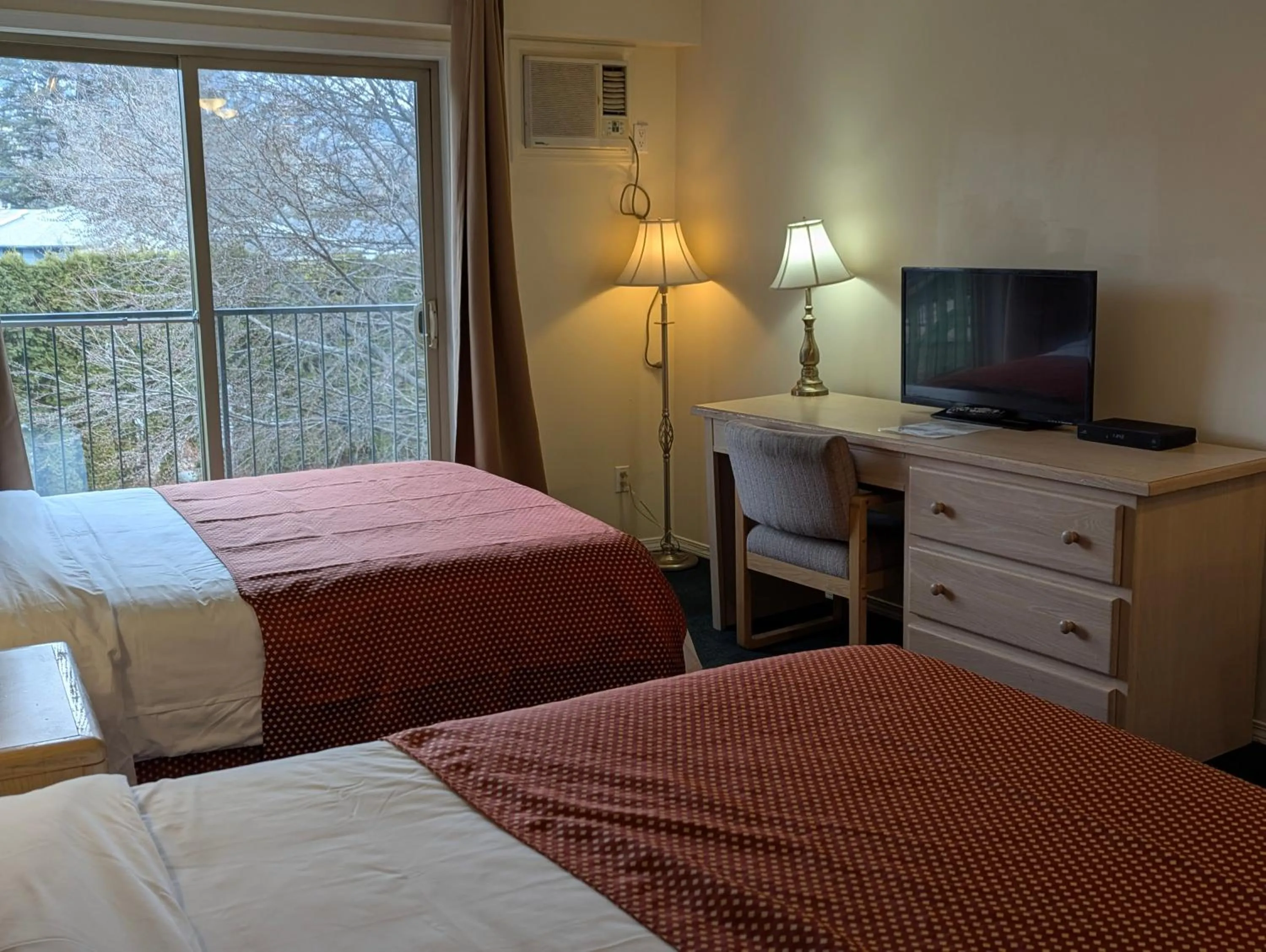 Bed in Summerland Motel