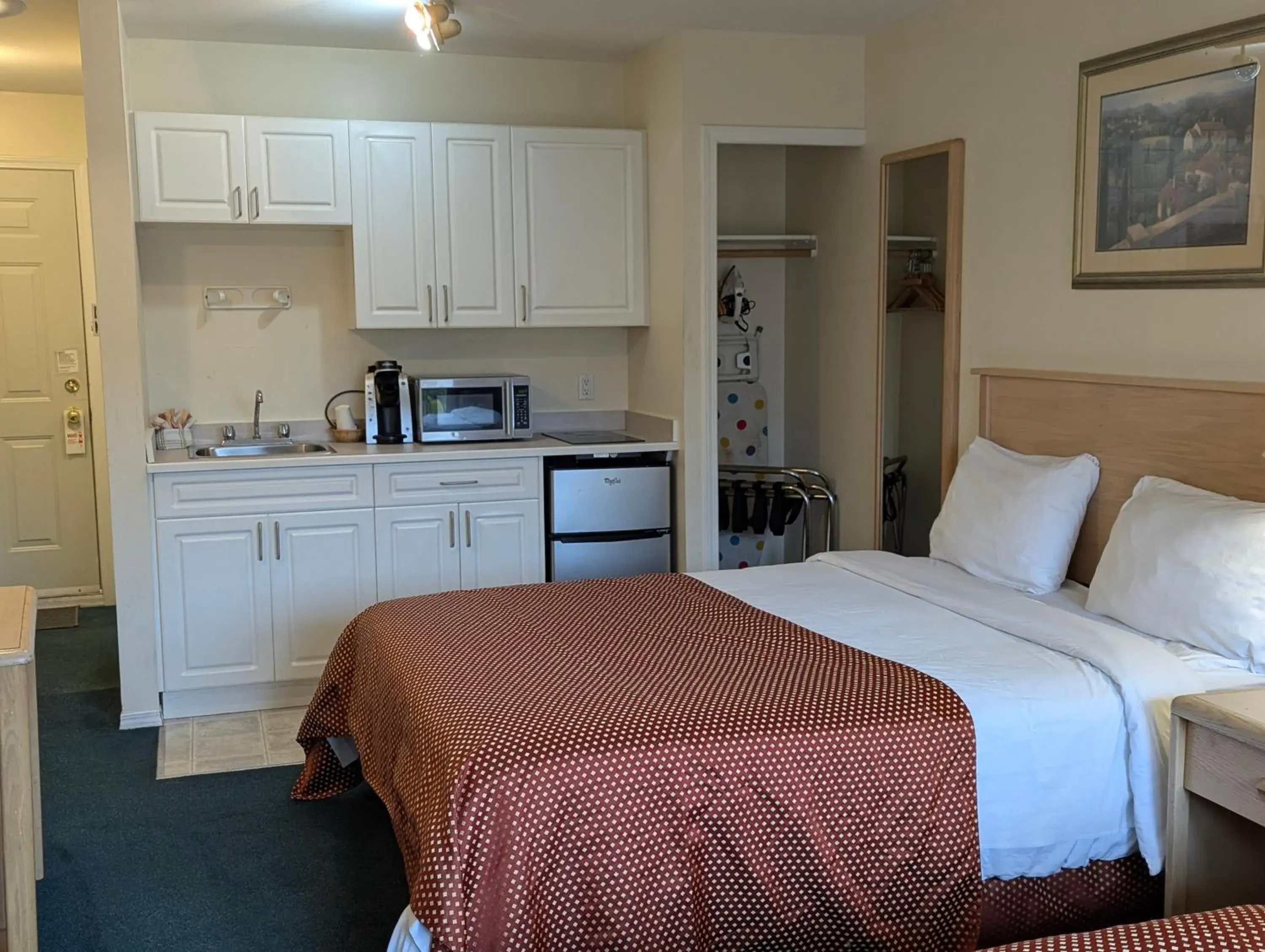 Standard Twin Room with Garden View in Summerland Motel Standard Twin Room with Garden View in Summerland Motel