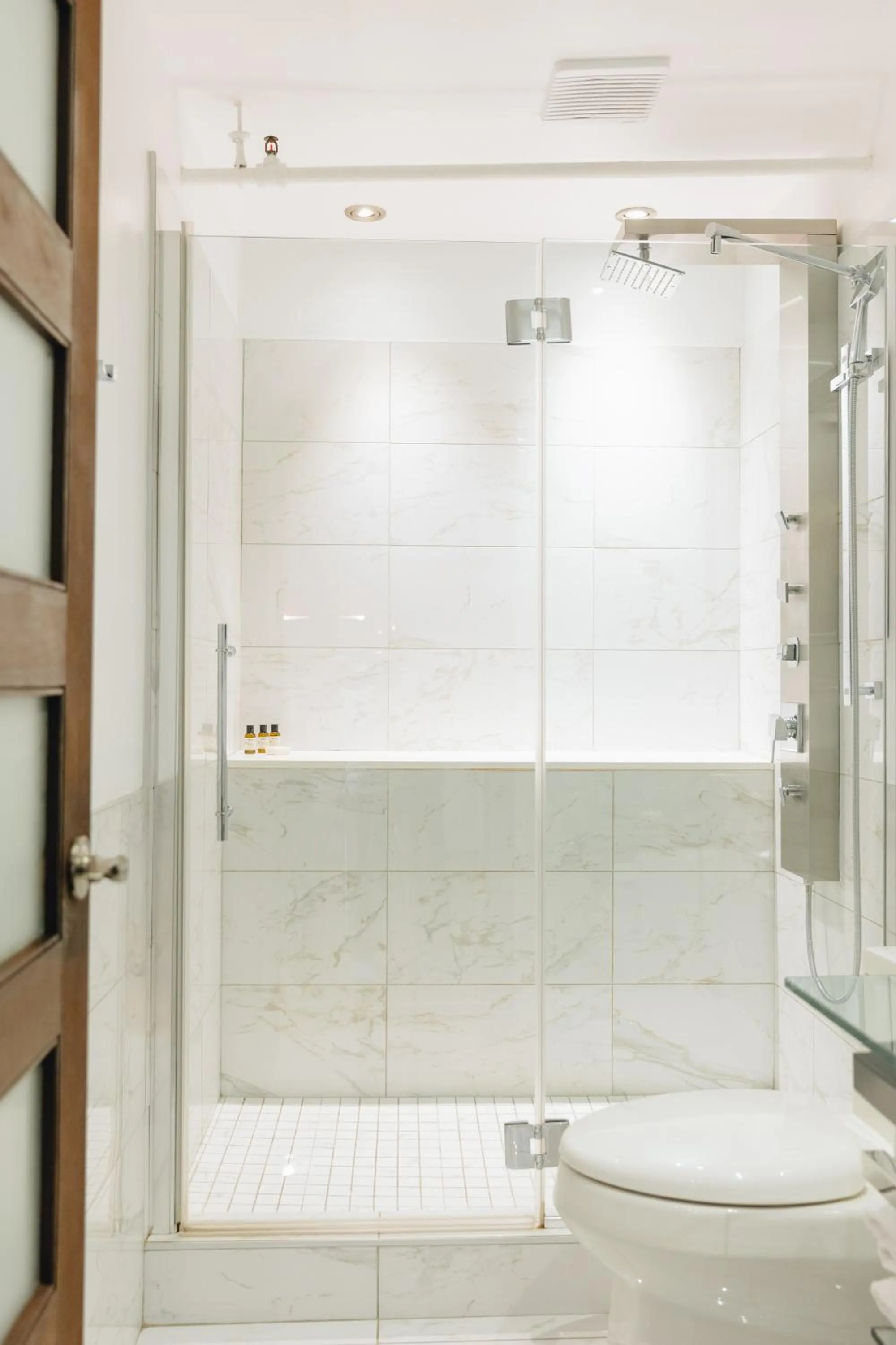 Bathroom in Lofts du Vieux-Port by Gray Collection