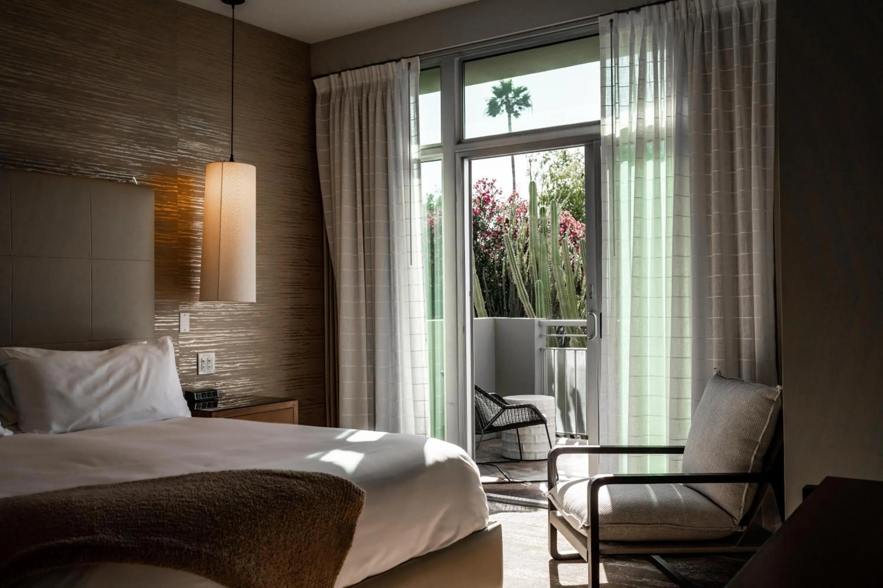 Seating area, Bed in Sanctuary Camelback Mountain Resort and Spa