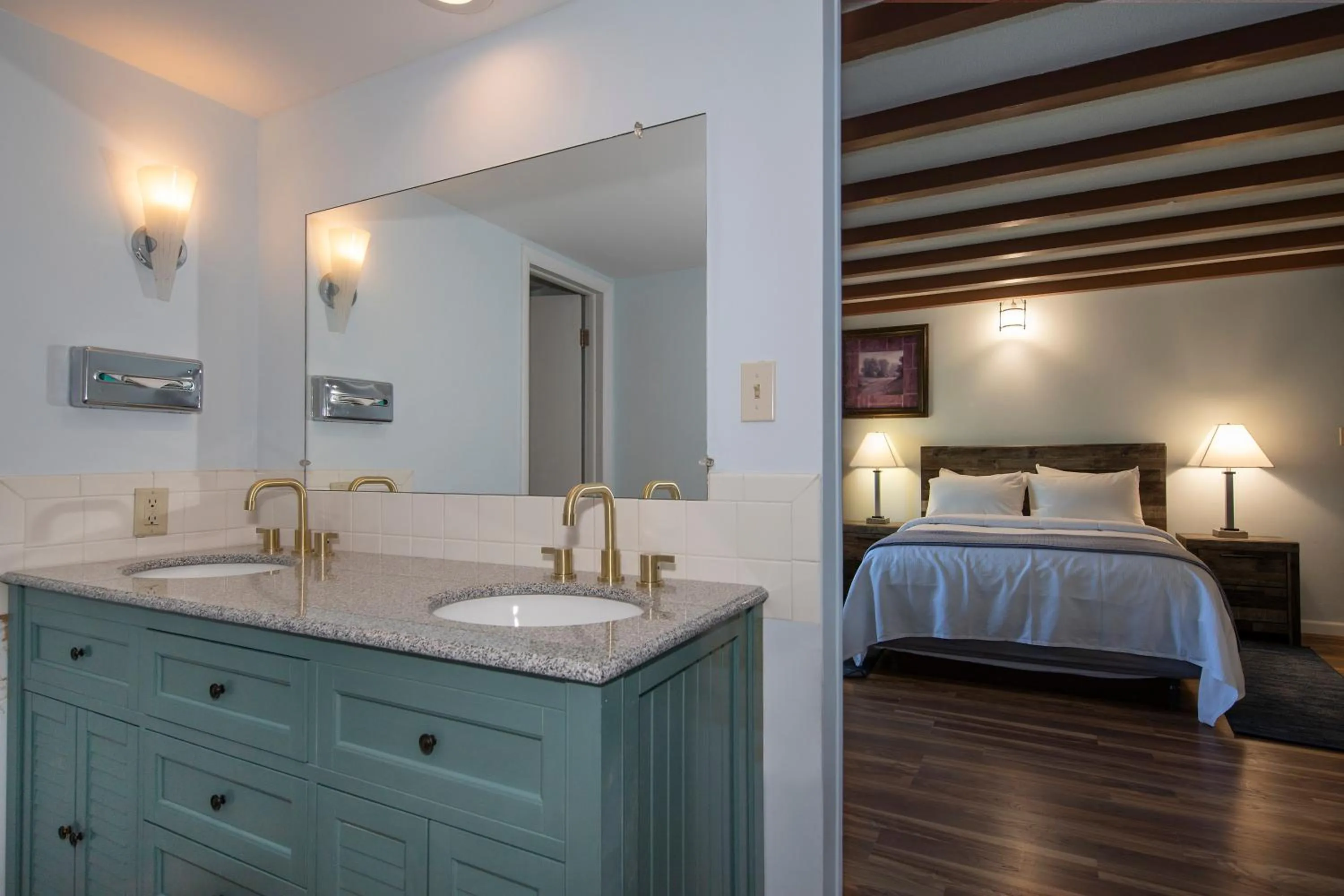Bathroom, Bed in Silver Ridge Lodge
