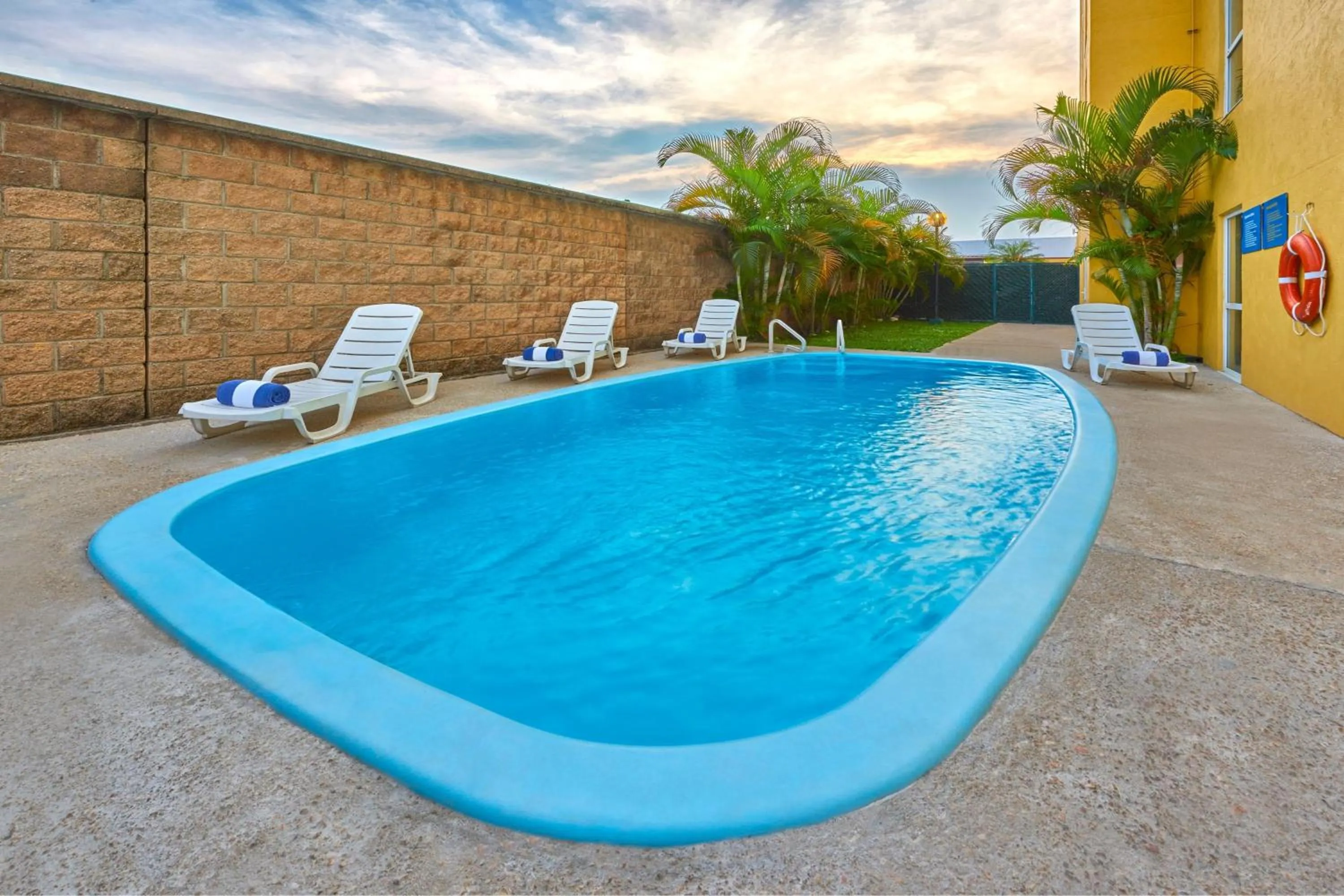 Swimming pool in City Express by Marriott Minatitlán