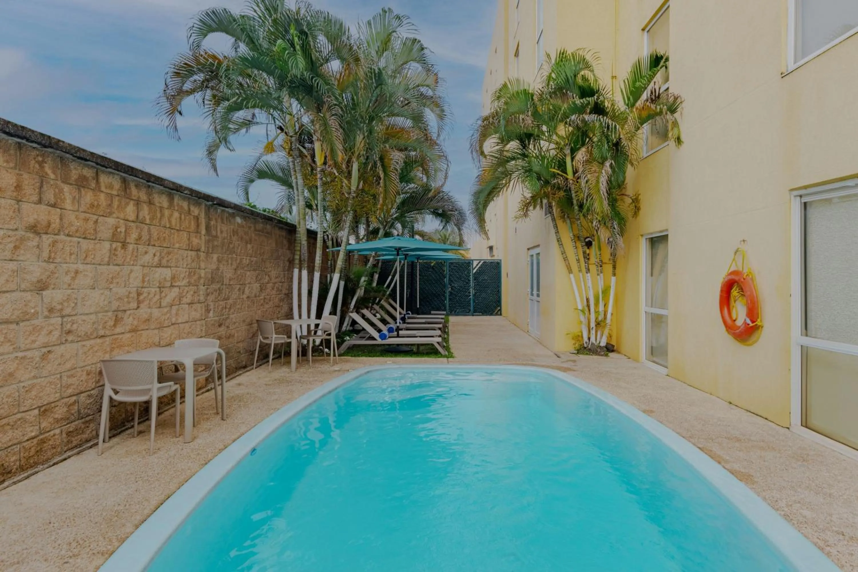 Swimming pool in City Express by Marriott Minatitlán