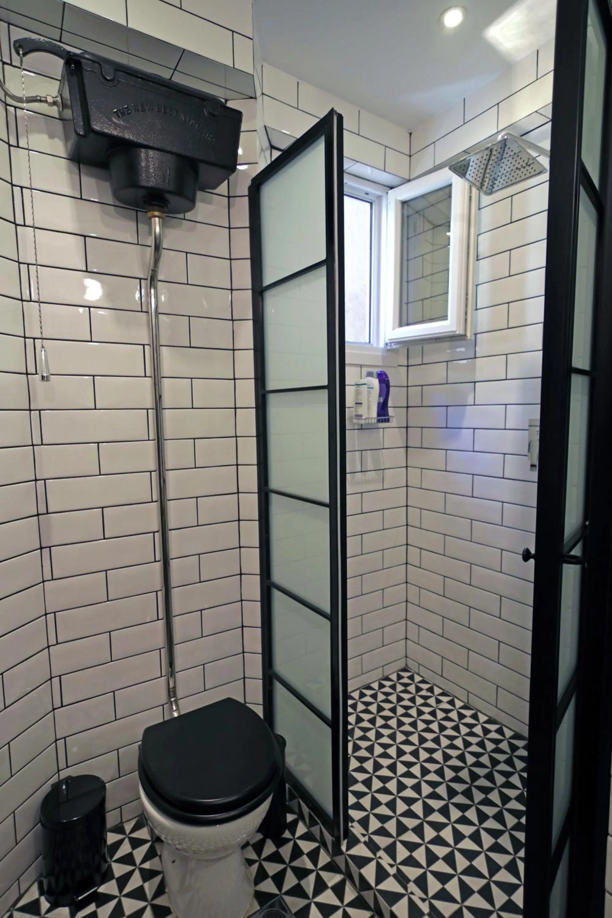 Shower in The 4 Travellers Thessaloniki