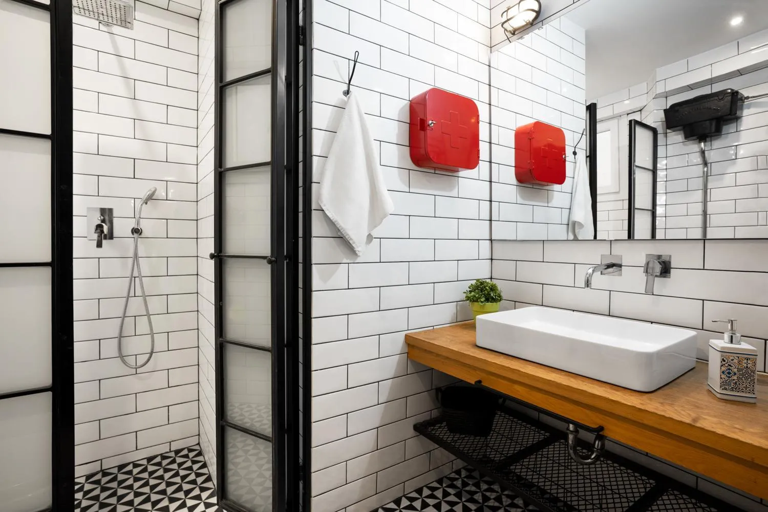 Bathroom in The 4 Travellers Thessaloniki