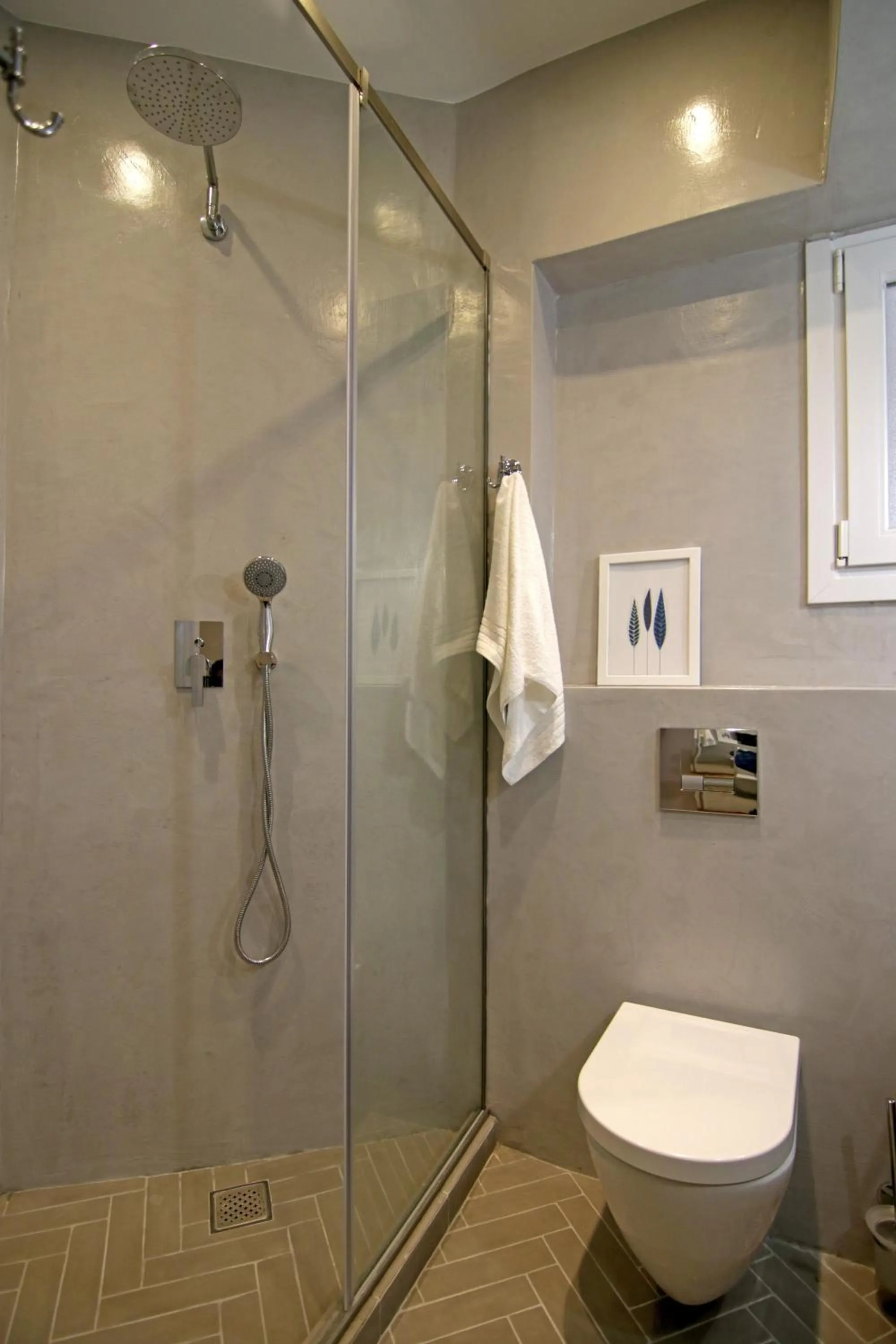 Shower in The 4 Travellers Thessaloniki