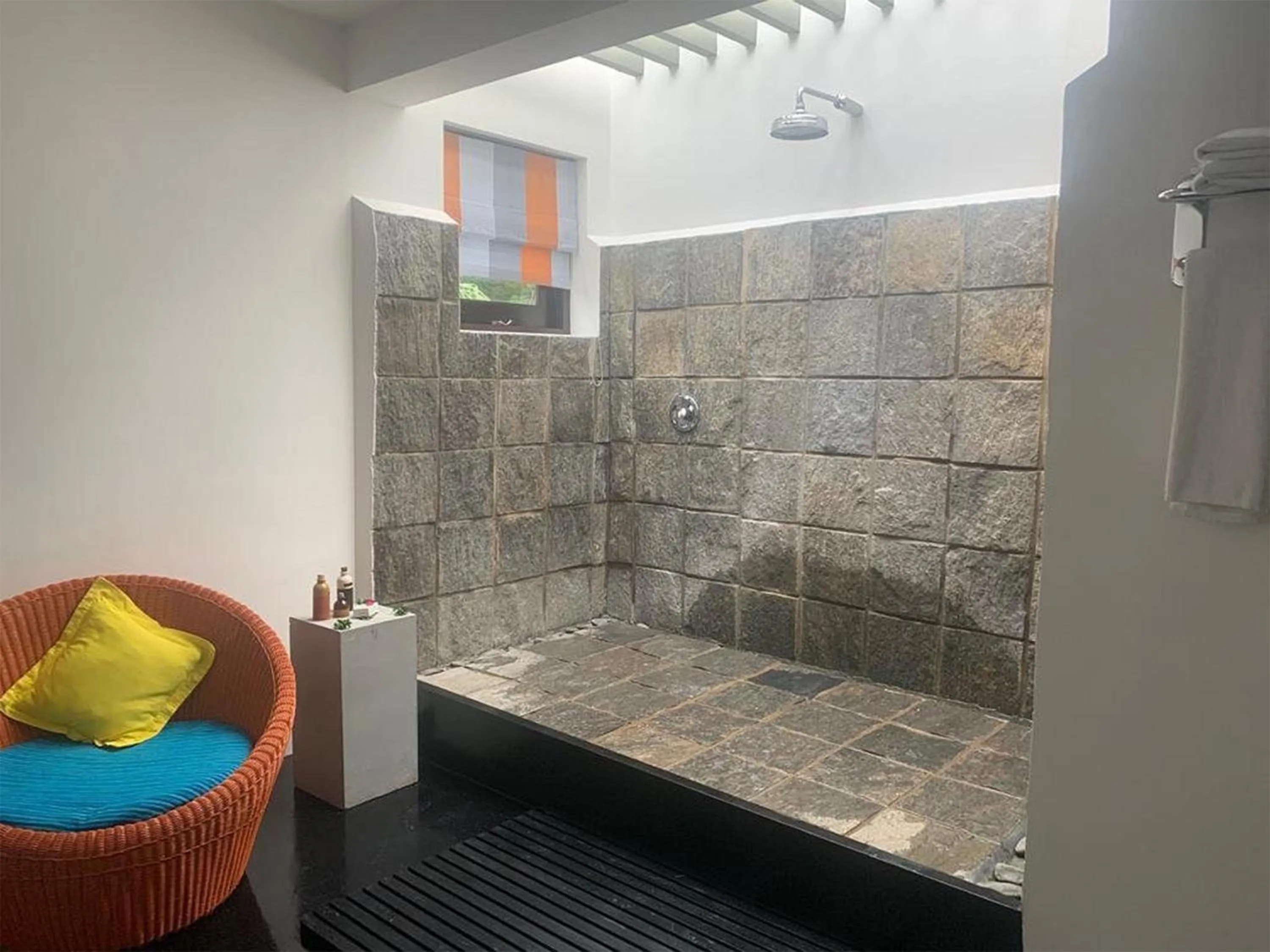 Shower in Buckingham Place