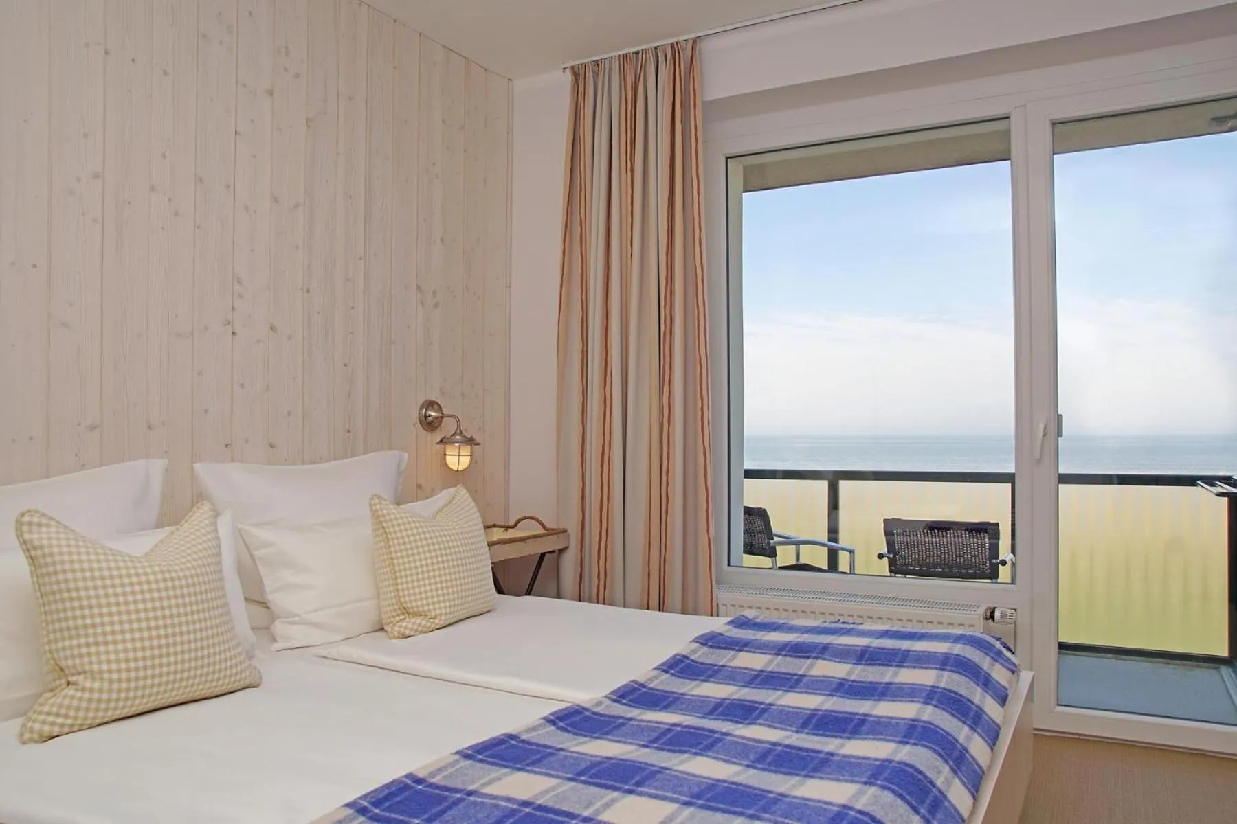 Sea view, Bed in Beachhotel Cuxhaven