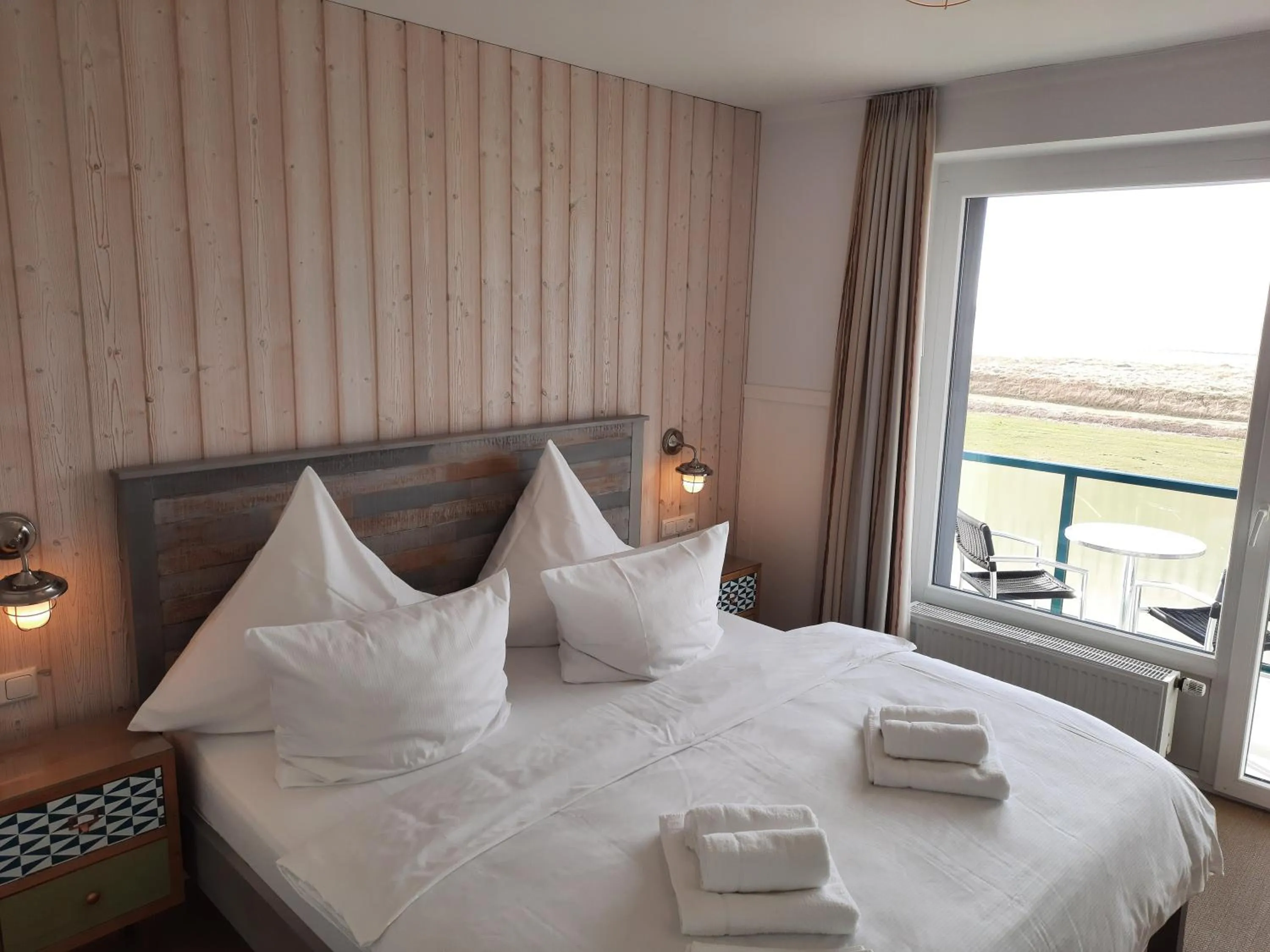 Balcony/Terrace, Bed in Beachhotel Cuxhaven