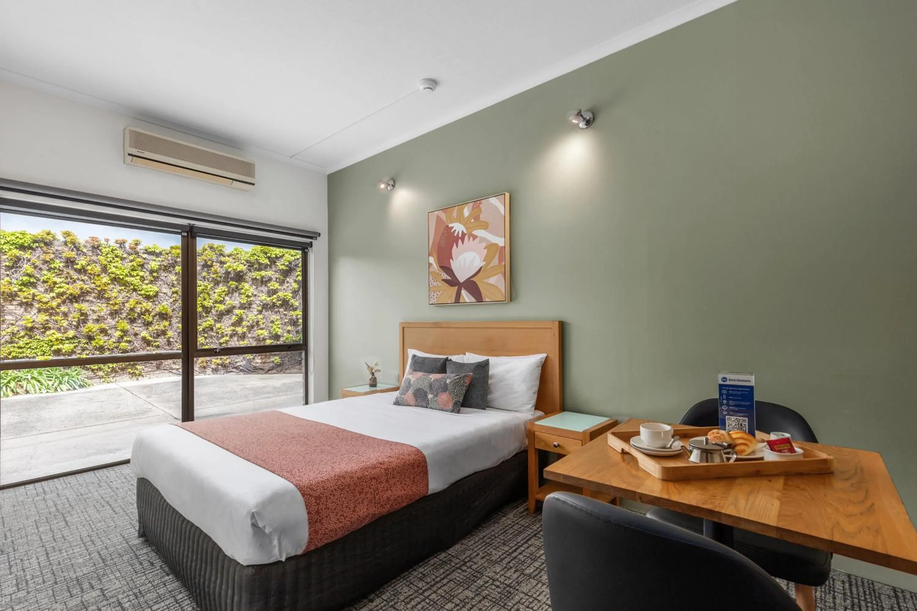Photo of the whole room, Bed in BEST WESTERN Geelong Motor Inn & Serviced Apartments