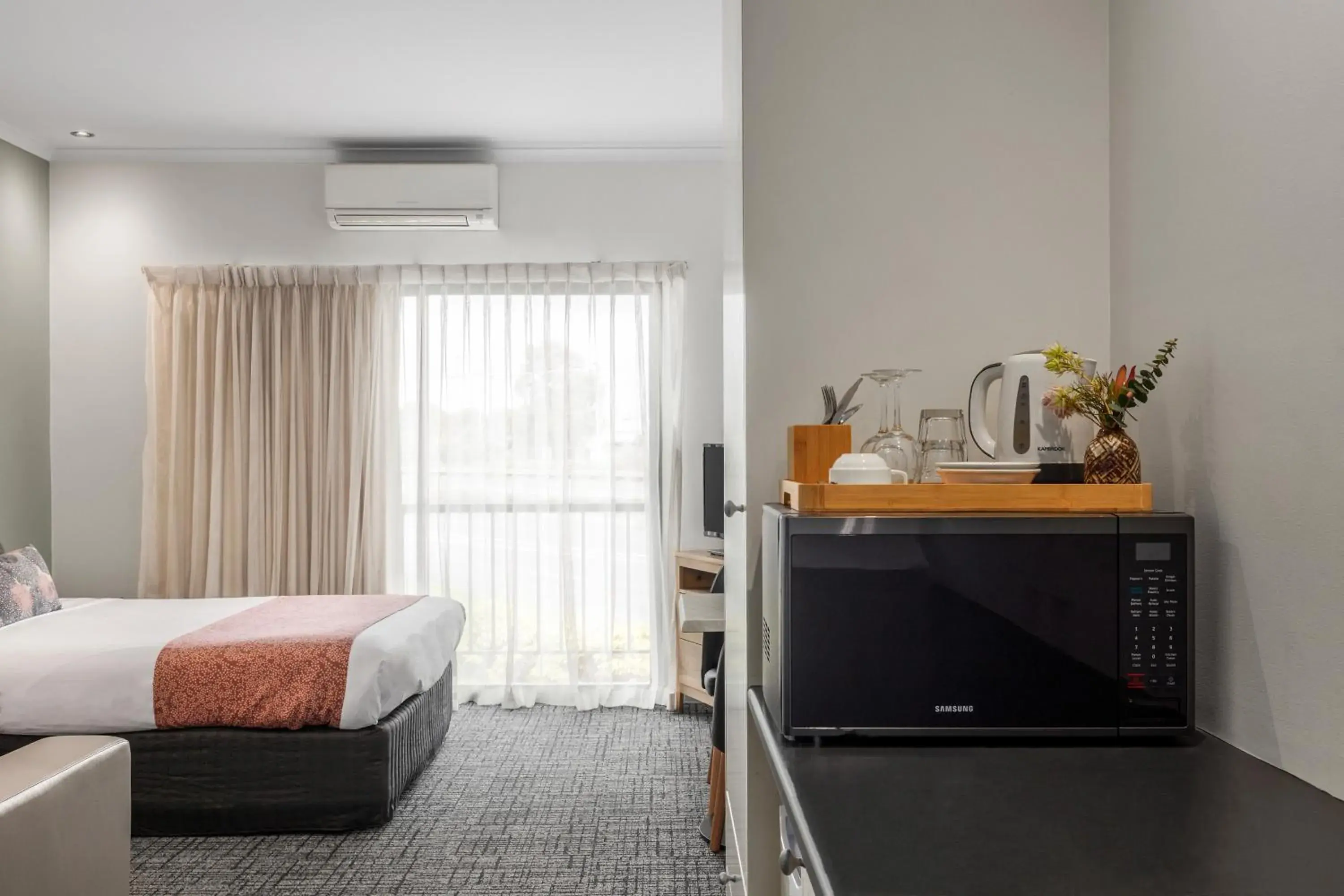 microwave, Bed in BEST WESTERN Geelong Motor Inn & Serviced Apartments microwave, Bed in BEST WESTERN Geelong Motor Inn & Serviced Apartments