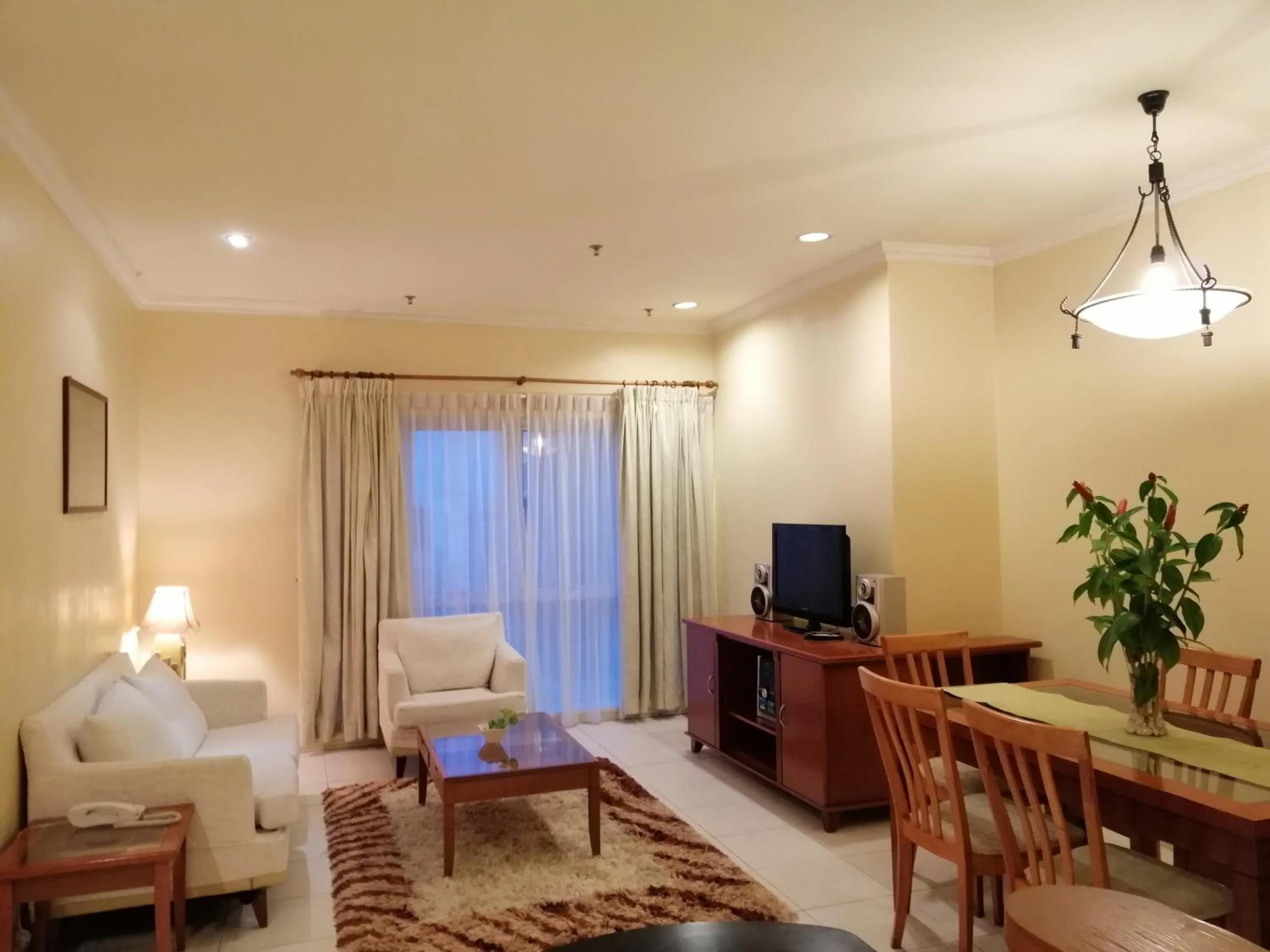 Communal lounge/ TV room in StayInn Gateway Hotel Apartment