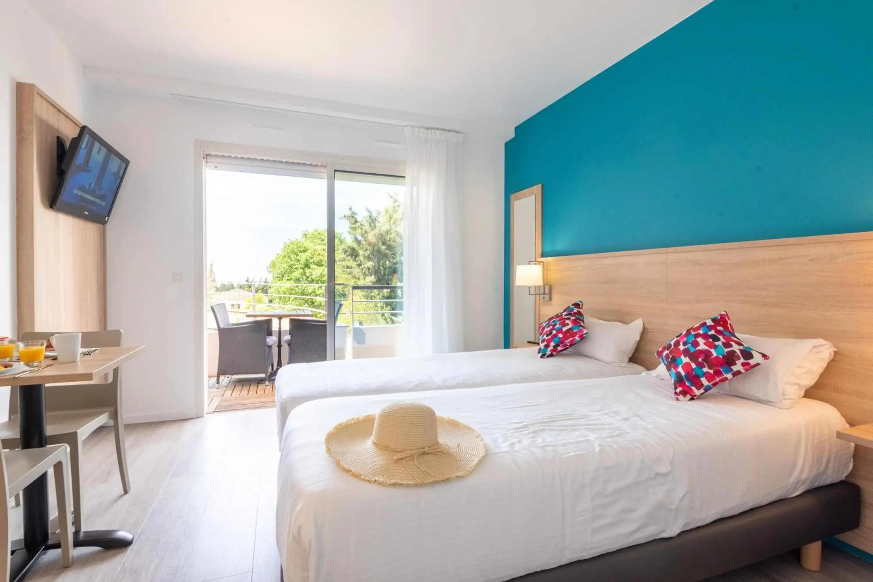 Studio Twin Room with Pool View in Zenitude Hôtel-Résidences Le Cannet Studio Twin Room with Pool View in Zenitude Hôtel-Résidences Le Cannet