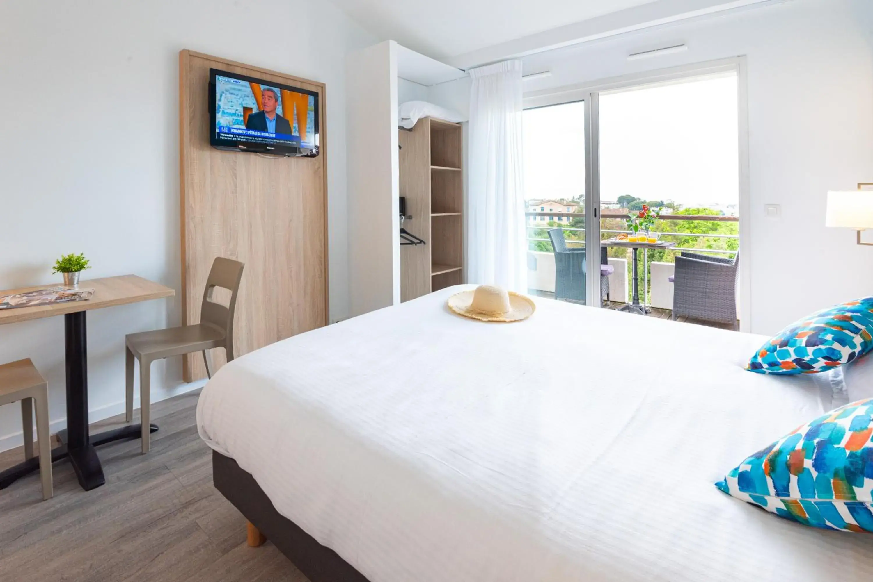 Studio with Pool View in Zenitude Hôtel-Résidences Le Cannet Studio with Pool View in Zenitude Hôtel-Résidences Le Cannet