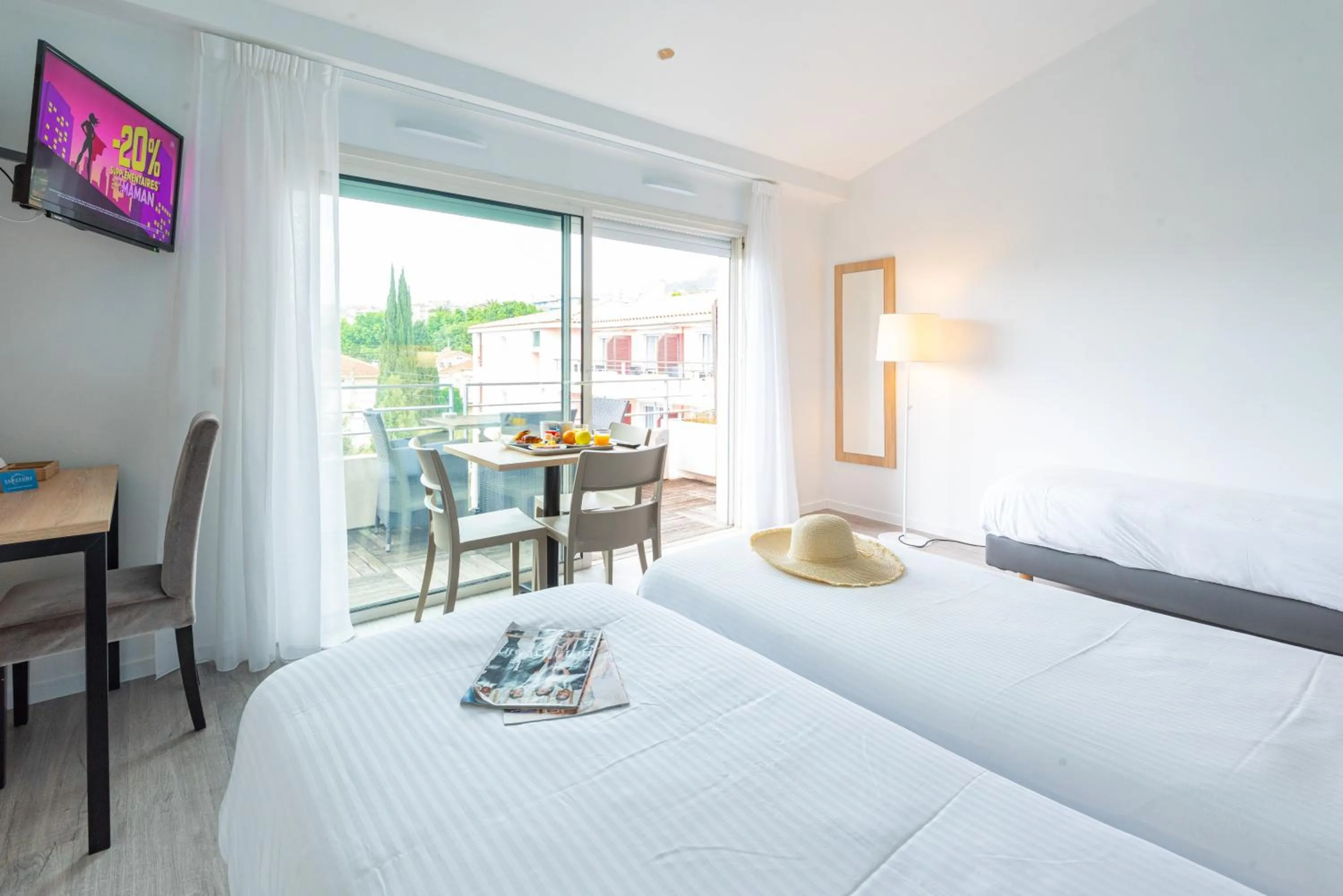 TV and multimedia, Bed in Zenitude Hôtel-Résidences Le Cannet