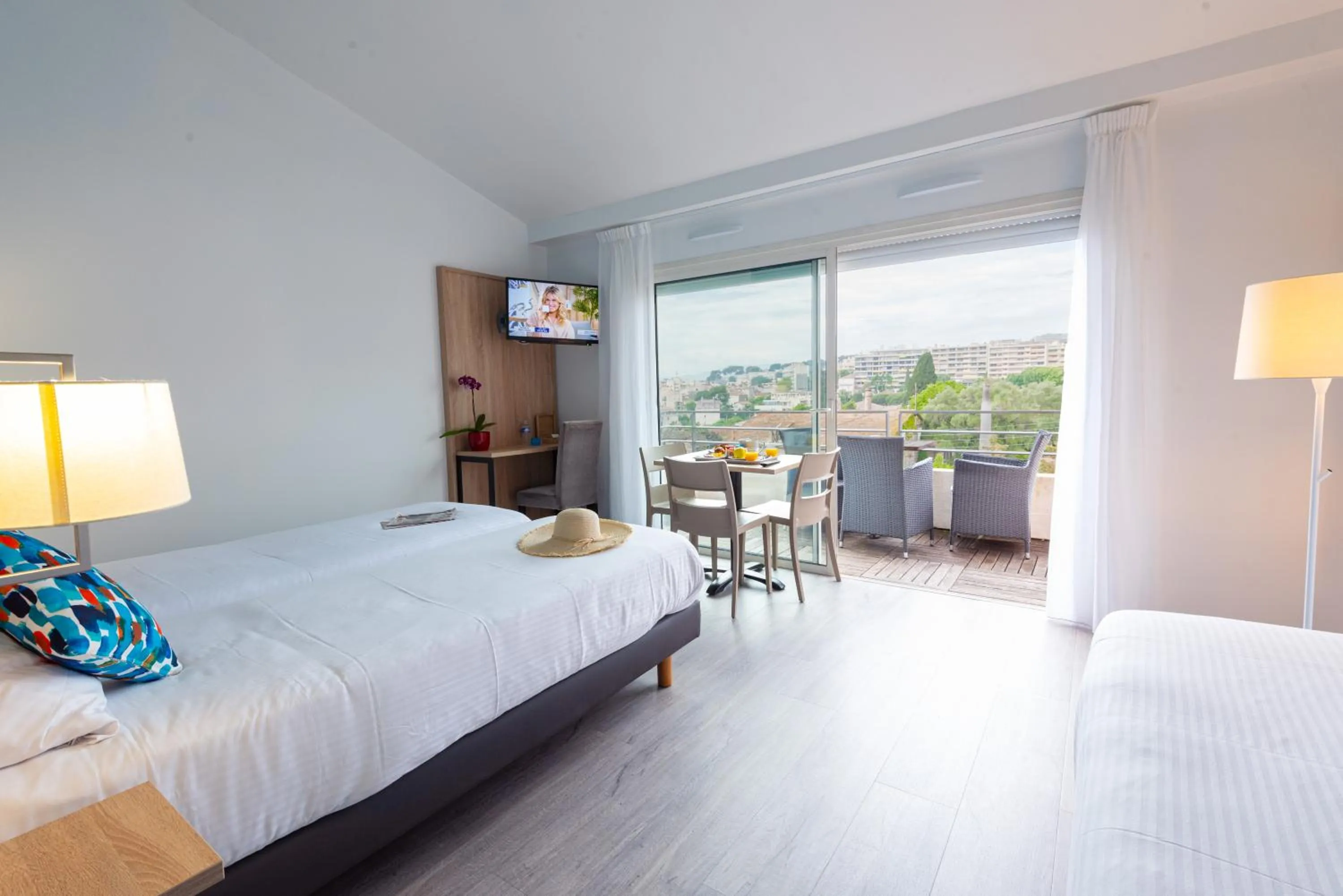 Bed in Zenitude Hôtel-Résidences Le Cannet