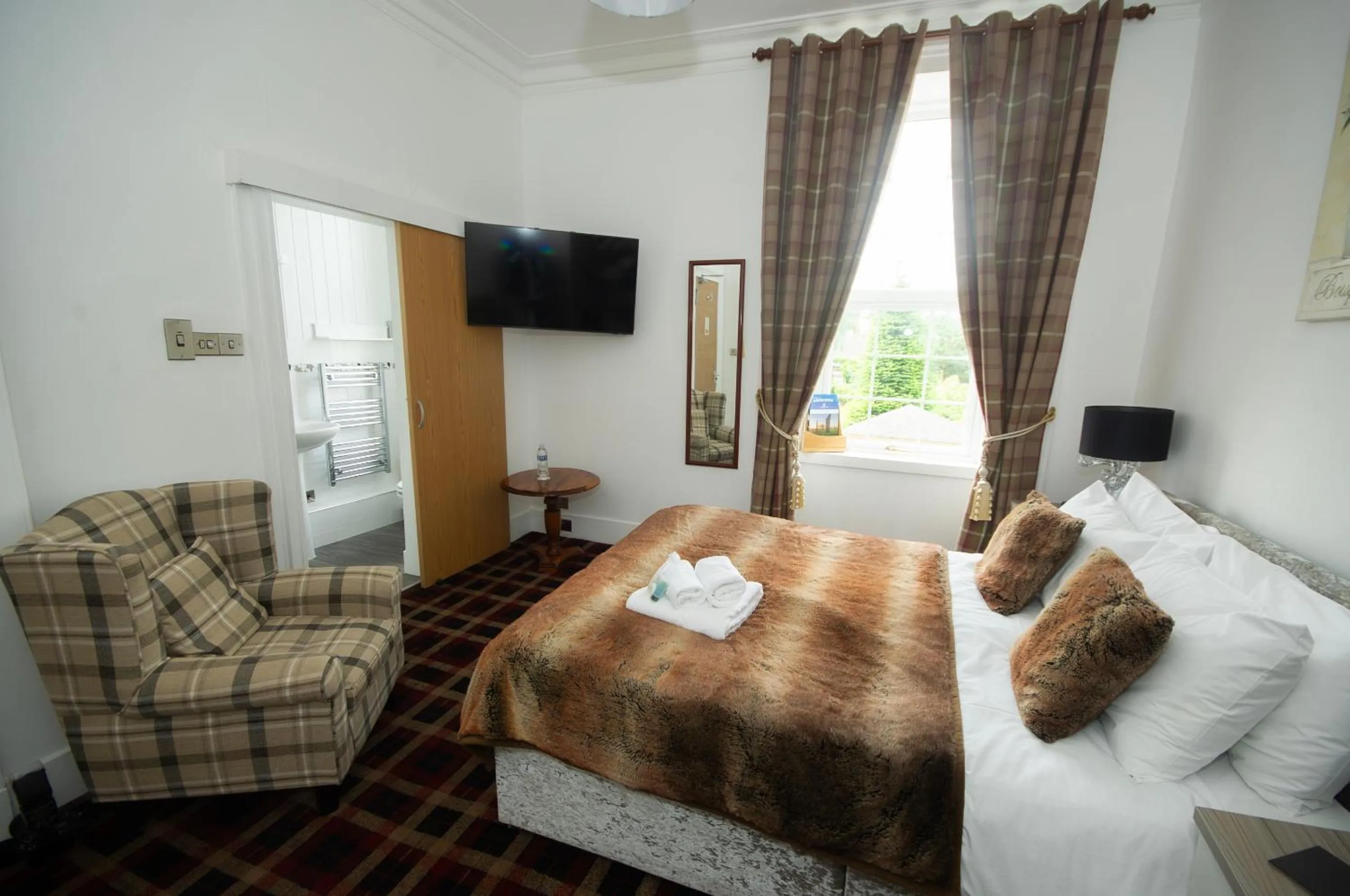 Bedroom, Bed in Haughton Arms Hotel