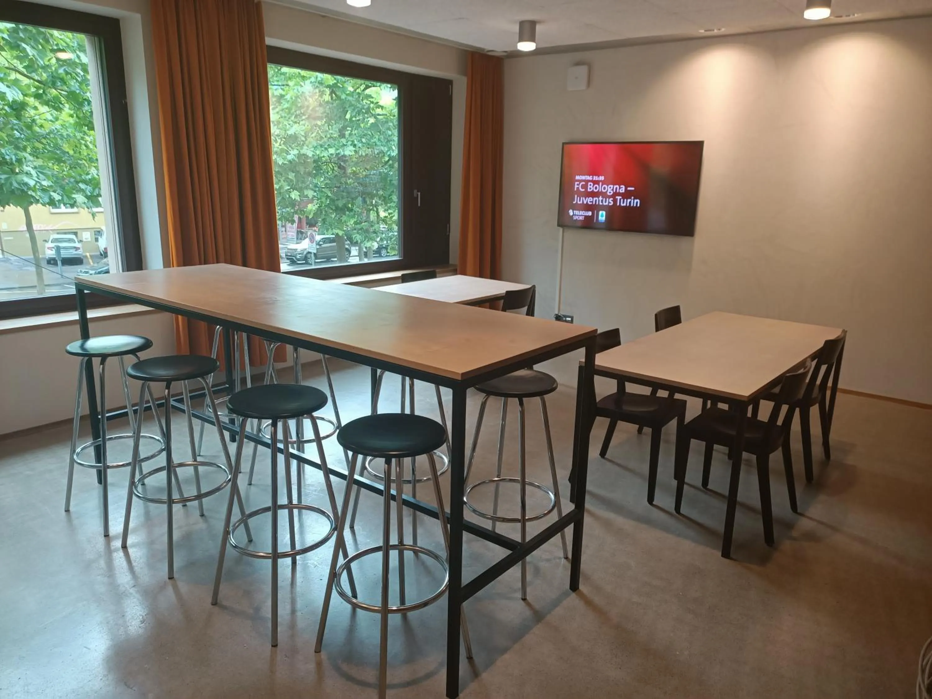 Communal lounge/ TV room in Interlaken Youth Hostel