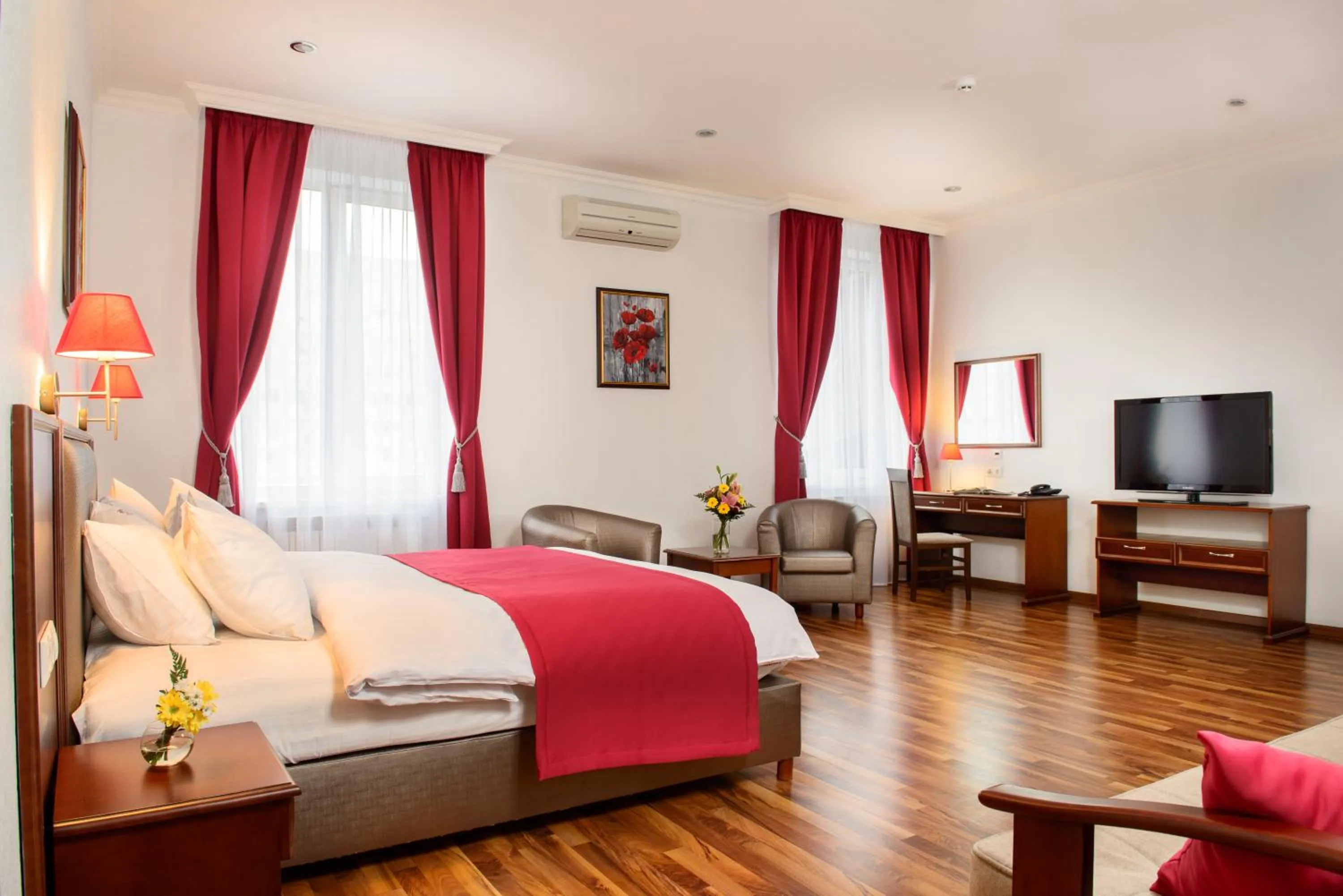 Photo of the whole room, Bed in Greguar Hotel by UHM