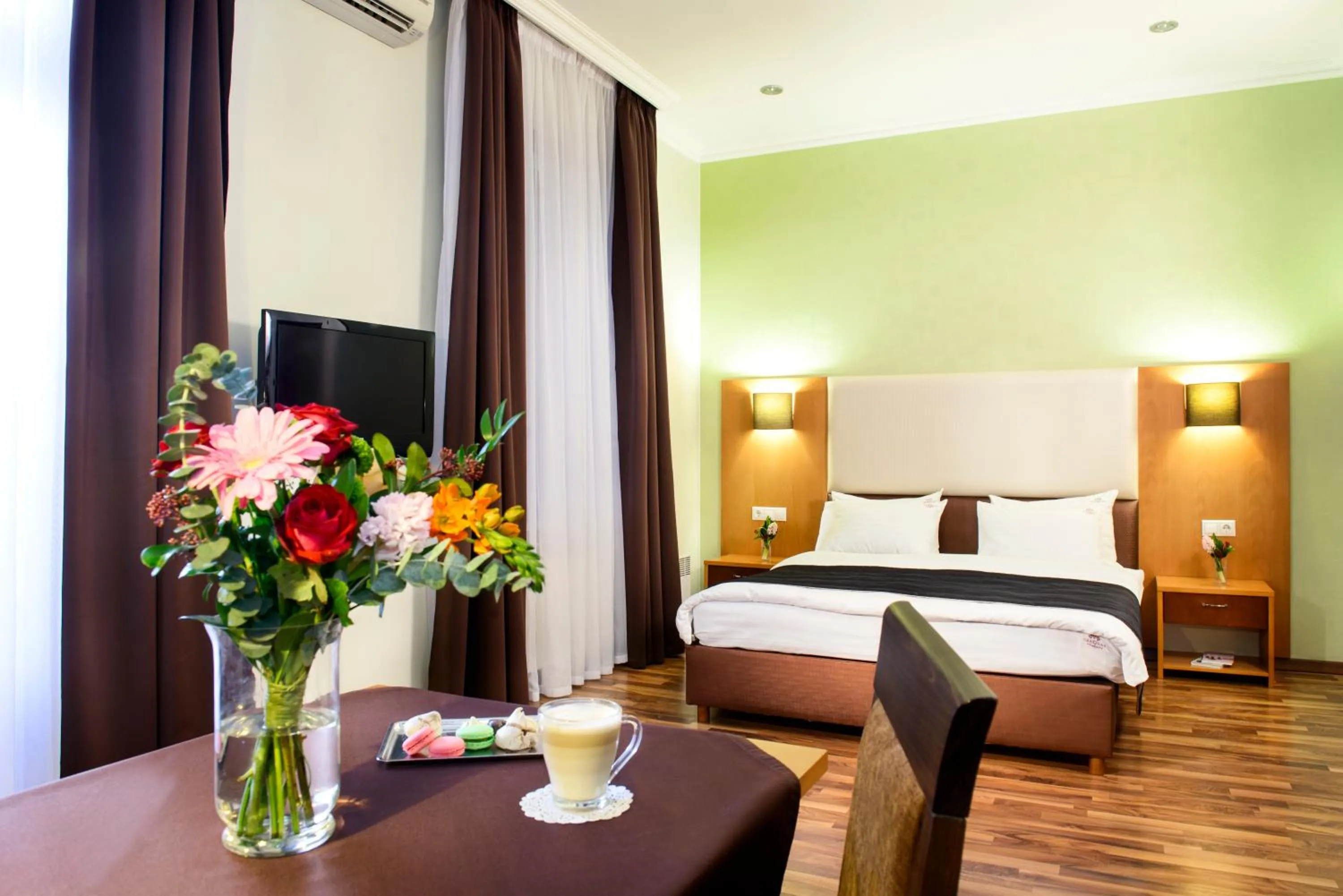 Photo of the whole room, Bed in Greguar Hotel by UHM