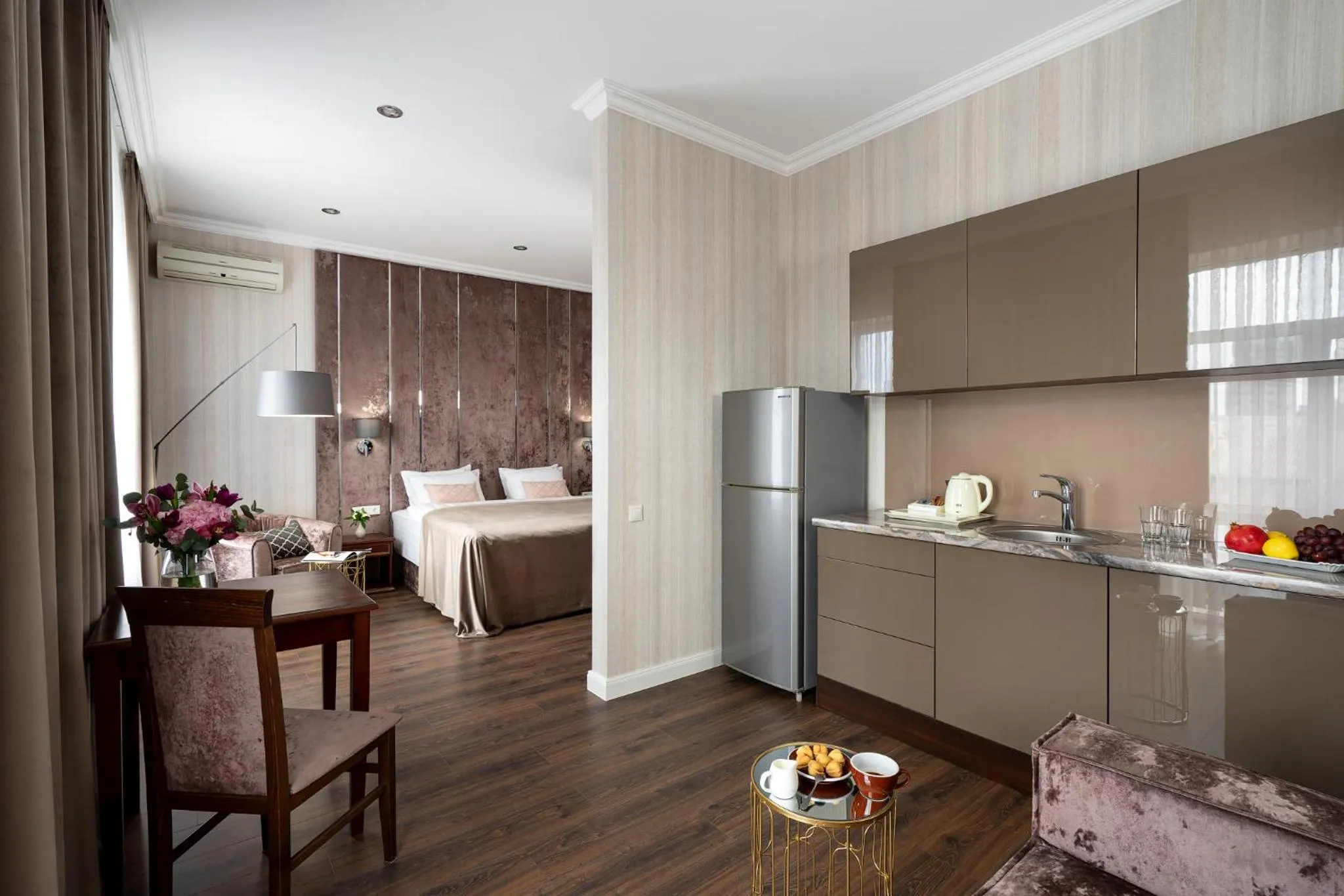 Photo of the whole room in Greguar Hotel by UHM