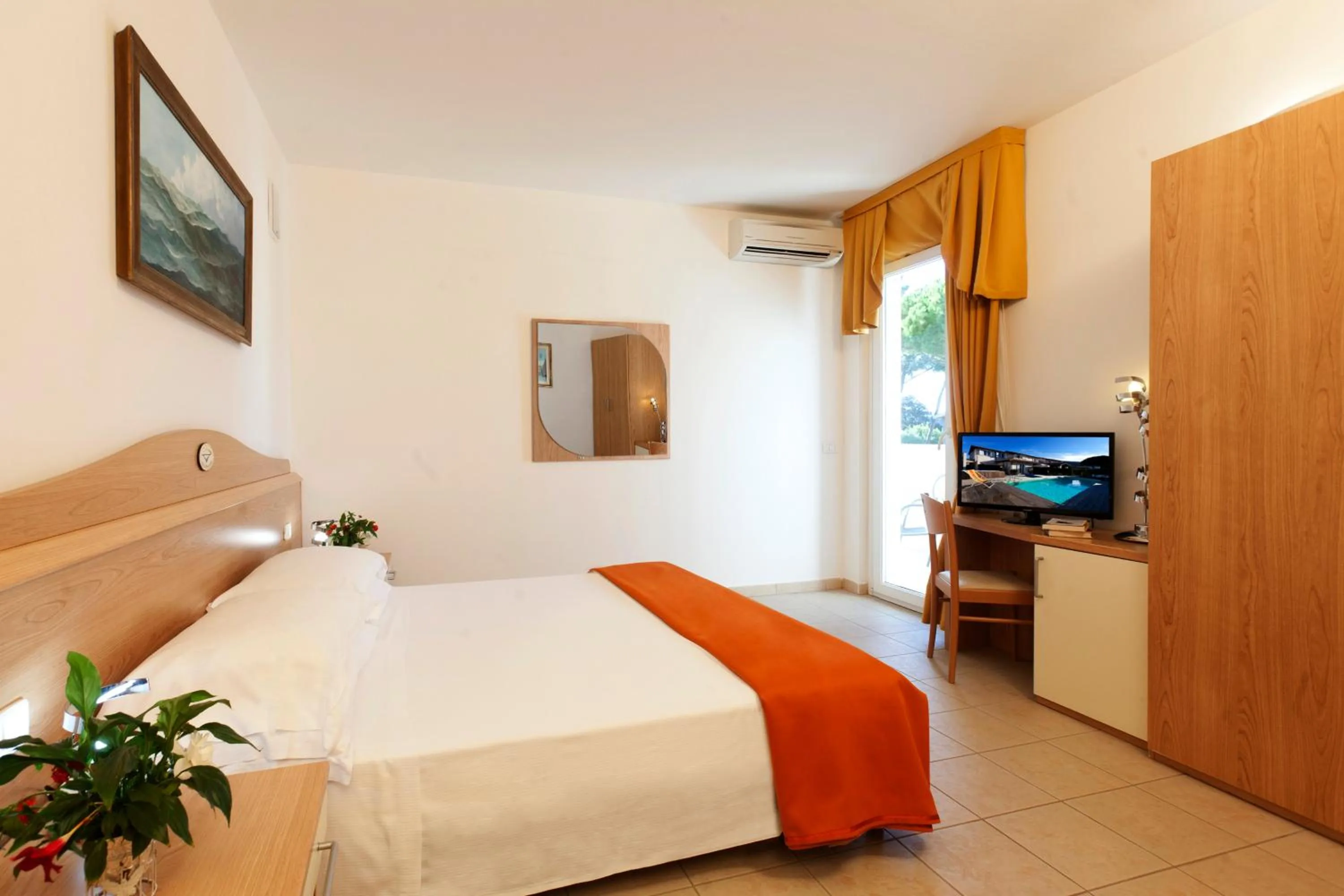 Bedroom, Bed in Hotel Villa Smeraldo