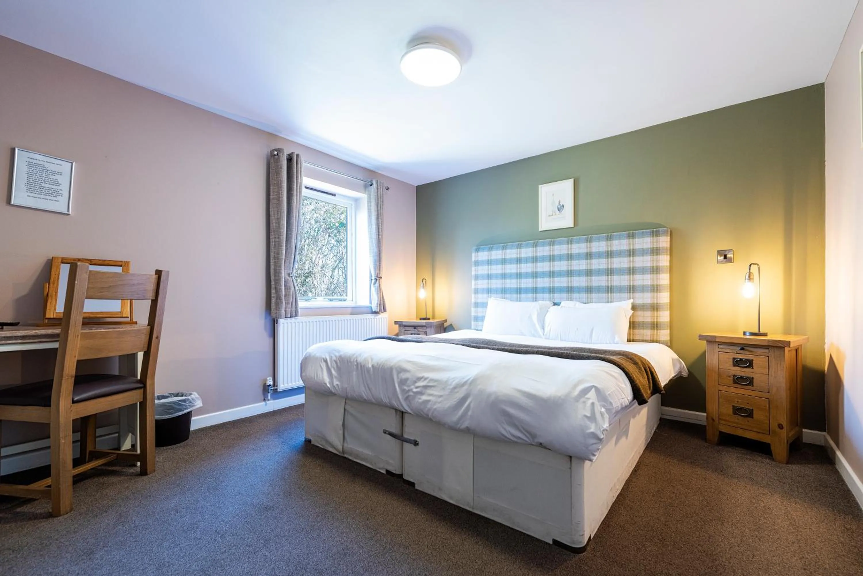 Photo of the whole room, Bed in Staunton Arms