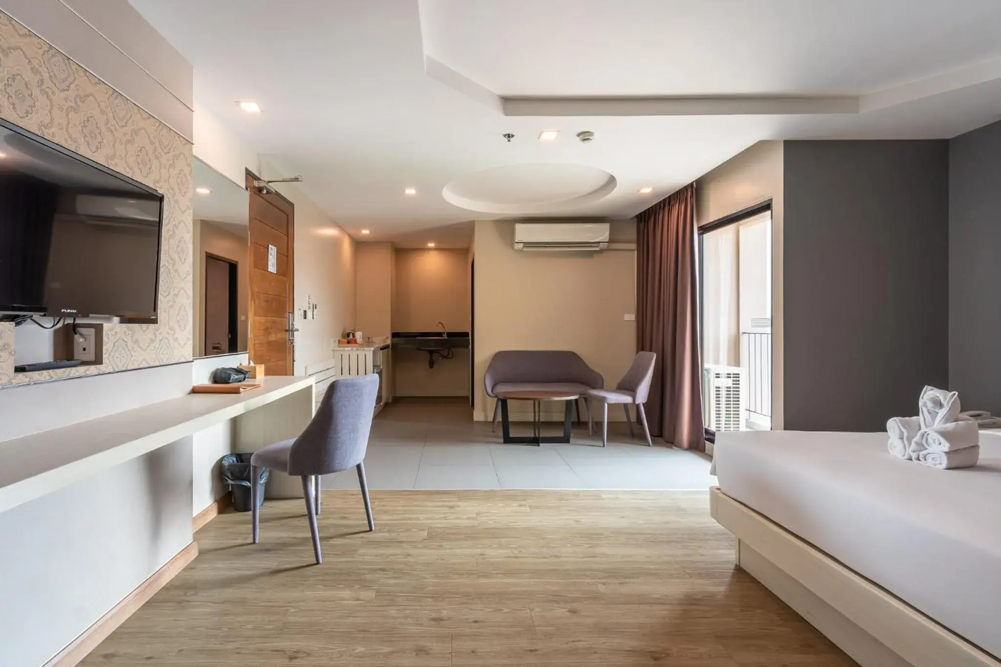 Bedroom, Seating Area in LawinTa Hotel Pattaya
