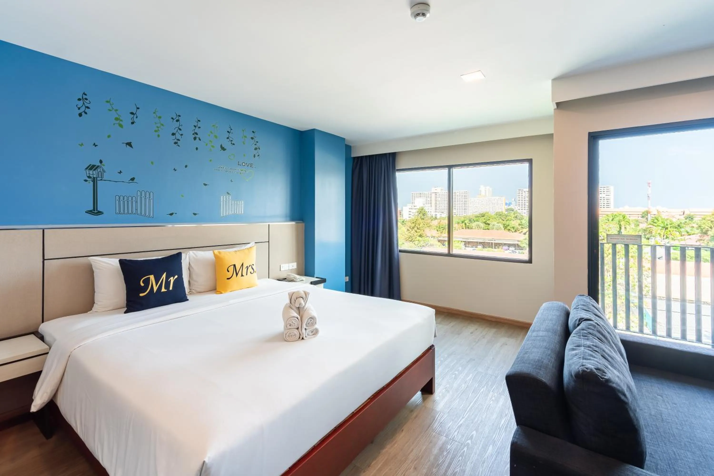 Bedroom, Bed in LawinTa Hotel Pattaya