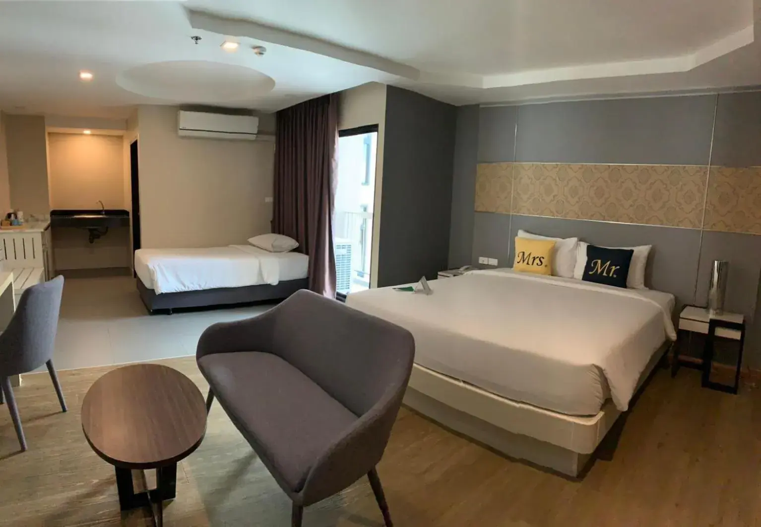 Bedroom, Bed in LawinTa Hotel Pattaya
